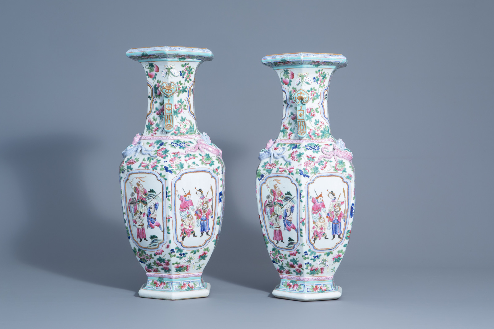 A pair of hexagonal Chinese famille rose vases with warrior scenes and floral design, 19th/20th C. - Image 4 of 6