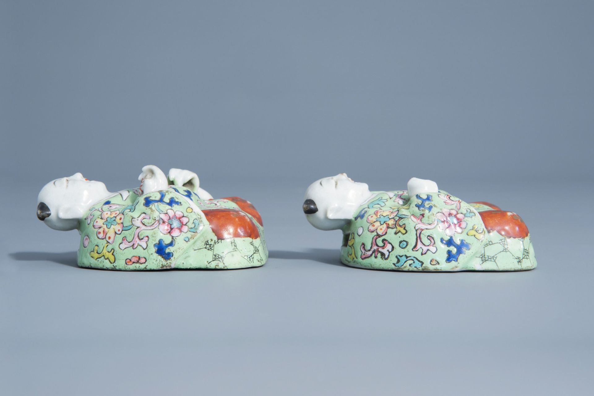 A pair of Chinese famille rose wall suspension joss stick holders, 19th/20th C. - Image 4 of 7