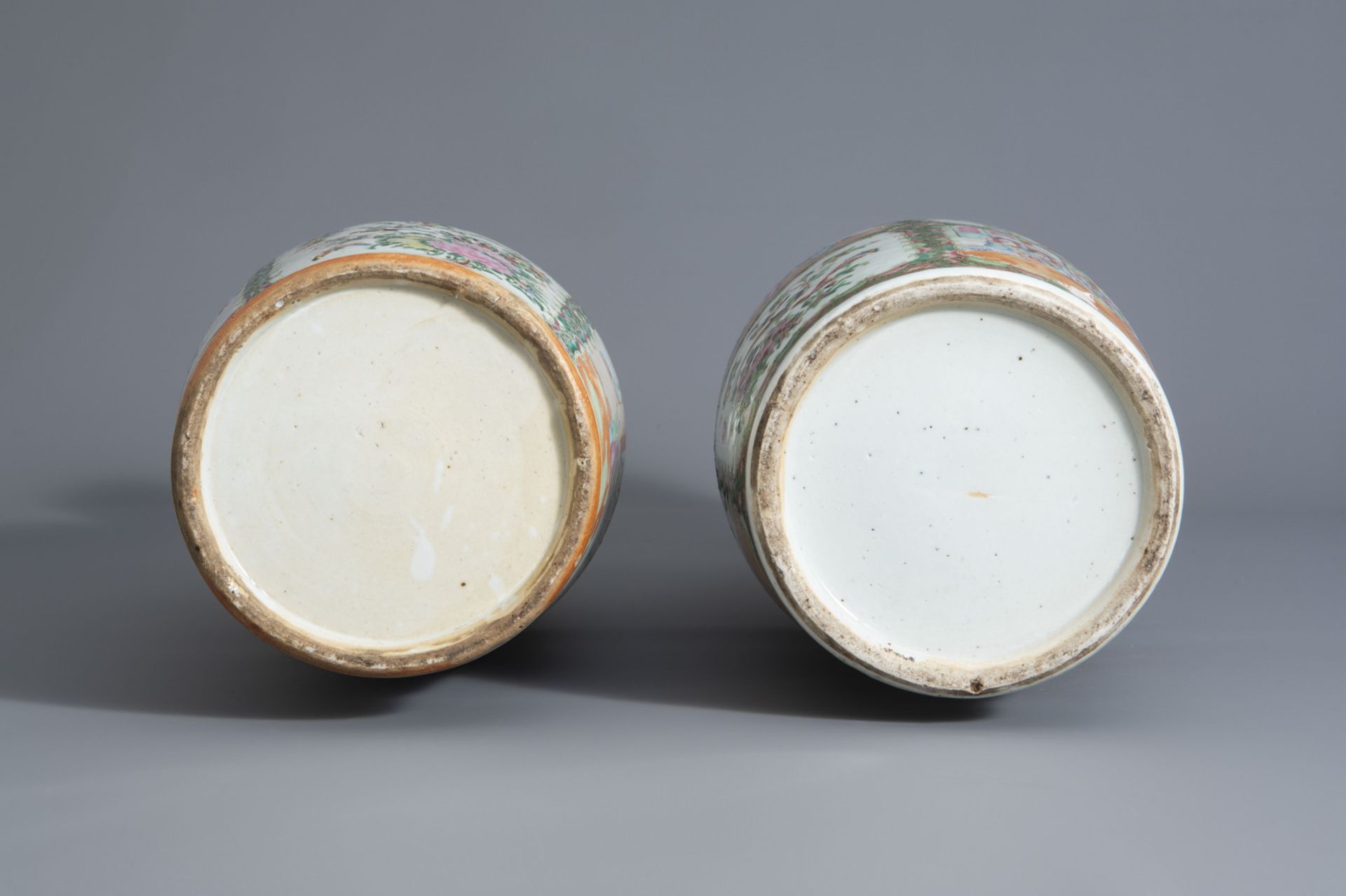 Two Chinese Canton famille rose vases, 19th C. - Bild 6 aus 6