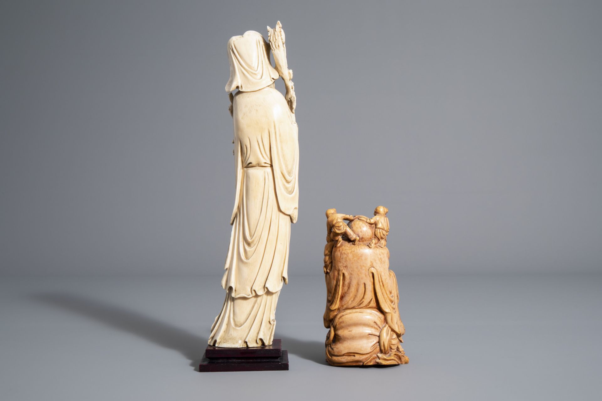 Two Chinese carved figures of an Immortal and a Buddha with children, 19th/20th C. - Image 3 of 7