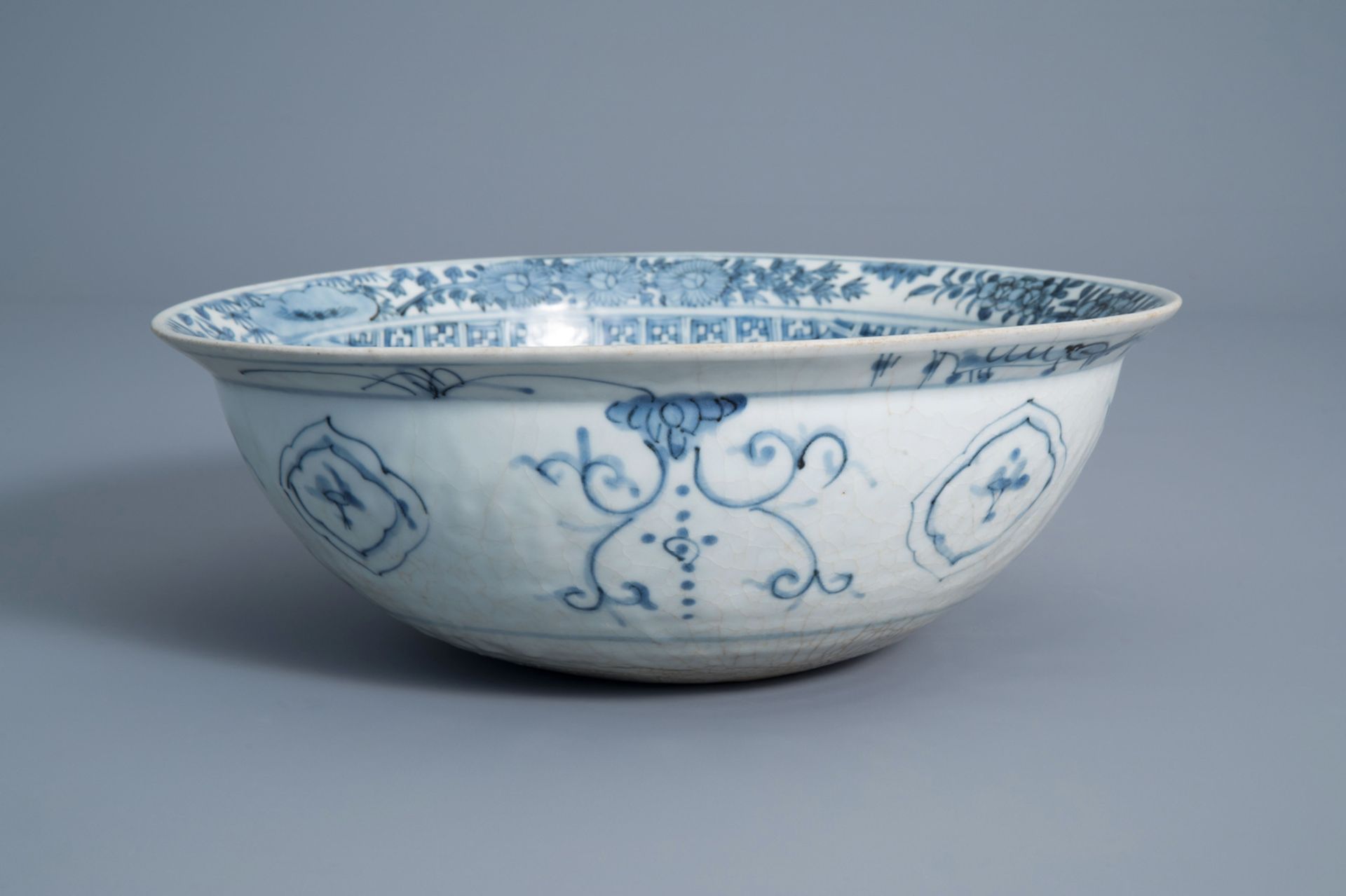 A large Chinese blue and white Swatow bowl, Ming - Image 3 of 7