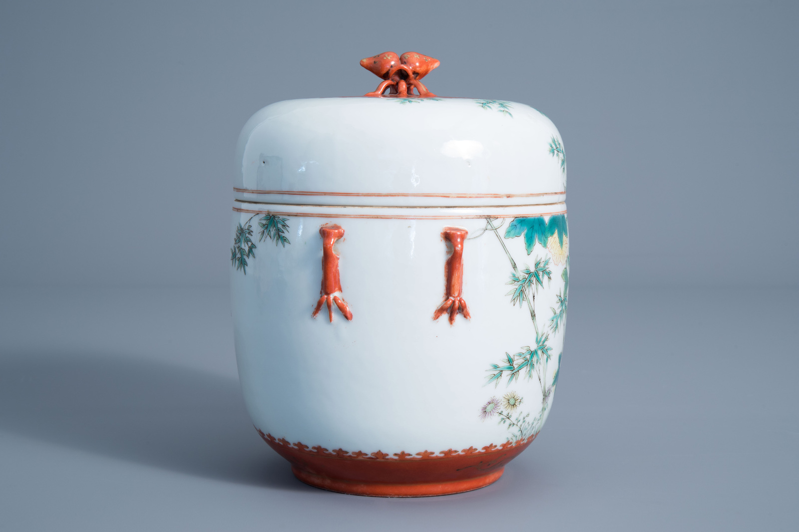A Chinese jar and cover with floral design, Qianlong mark, 19th/20th C. - Image 3 of 7