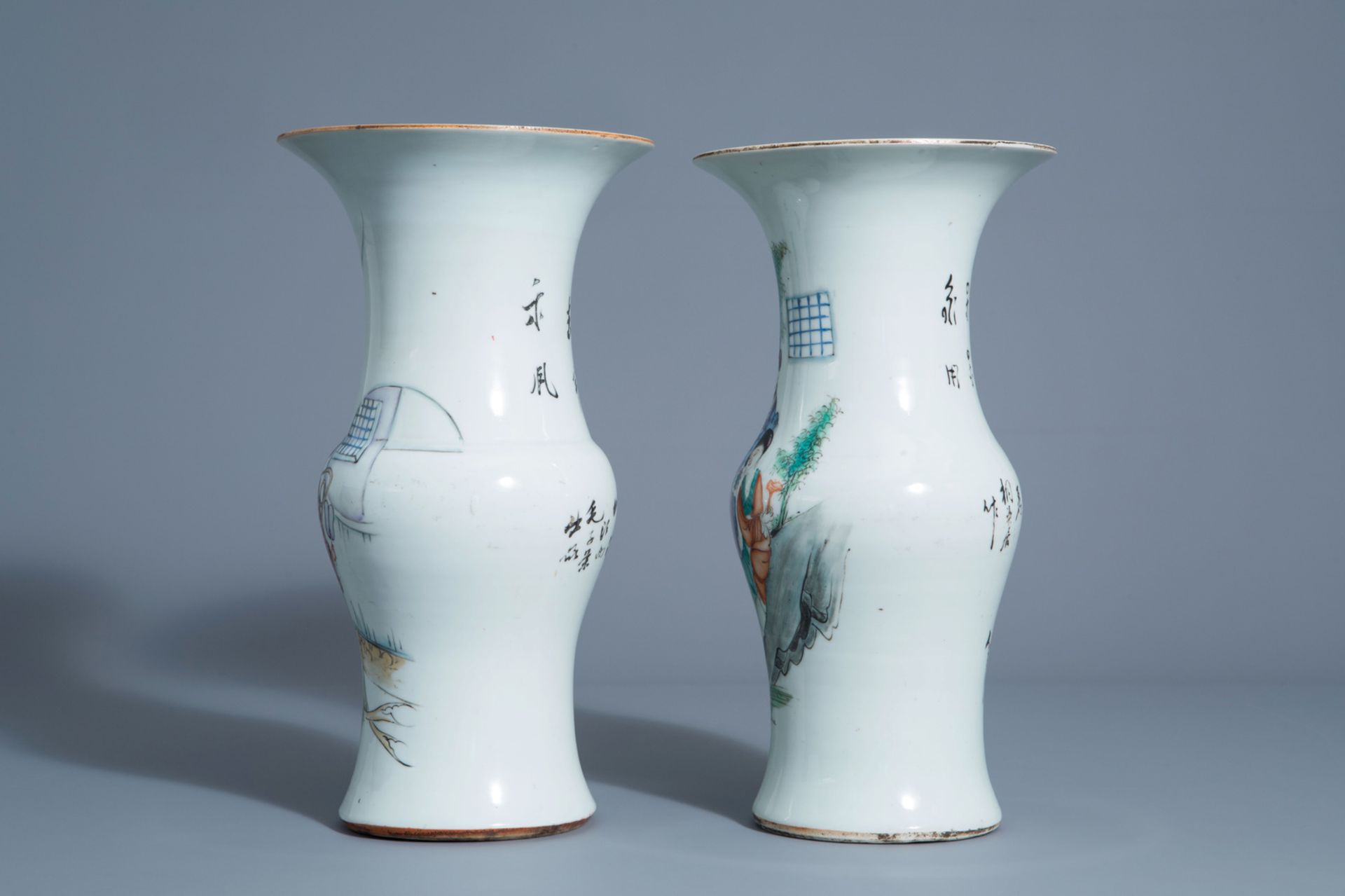 Two Chinese famille rose yenyen vases with ladies in a garden, 19th/20th C. - Bild 4 aus 6