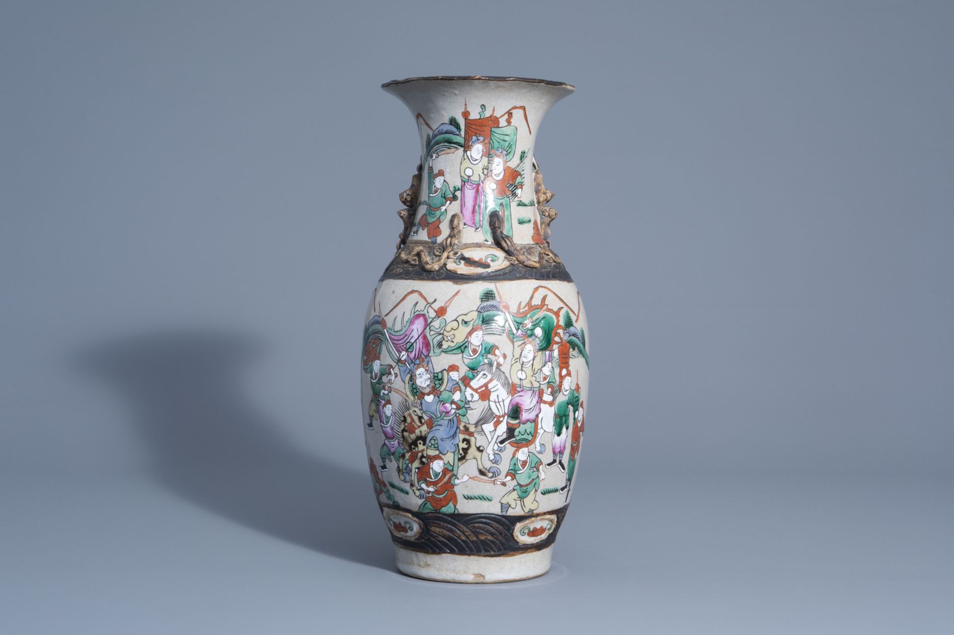 A varied collection of Chinese Nanking crackle glazed and famille rose porcelain, 19th C. - Bild 4 aus 15