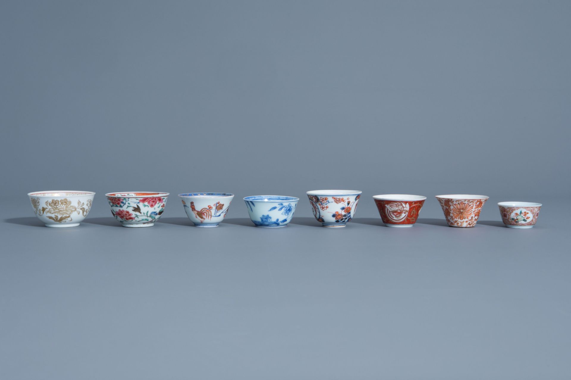 A collection of Chinese and Japanese cups and saucers and a Yixing stoneware teapot and cover, Kangx - Bild 12 aus 17