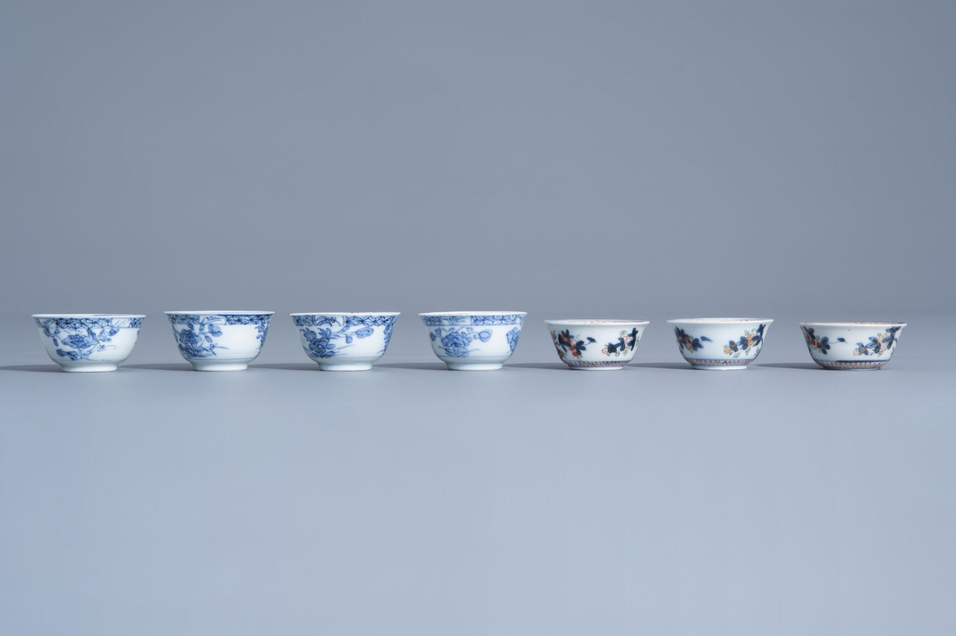 Seven Chinese blue, white and verte-Imari cups and saucers with floral design, Kangxi/Yongzheng - Bild 7 aus 11