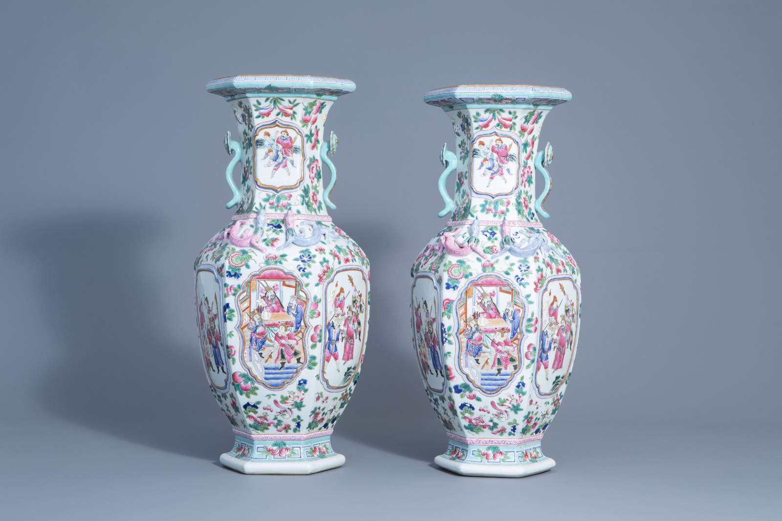 A pair of hexagonal Chinese famille rose vases with warrior scenes and floral design, 19th/20th C. - Image 3 of 6