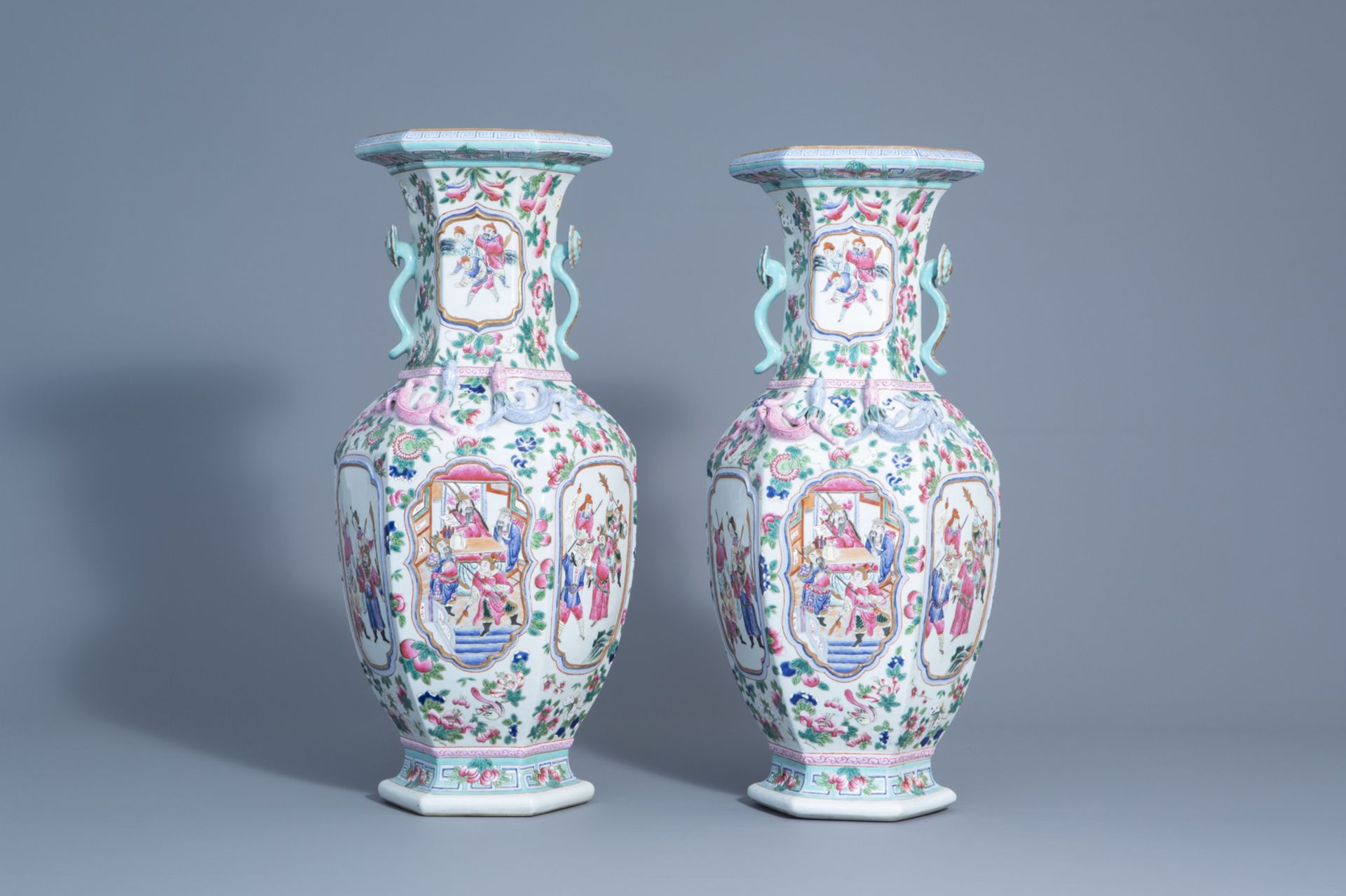 A pair of hexagonal Chinese famille rose vases with warrior scenes and floral design, 19th/20th C. - Bild 3 aus 6