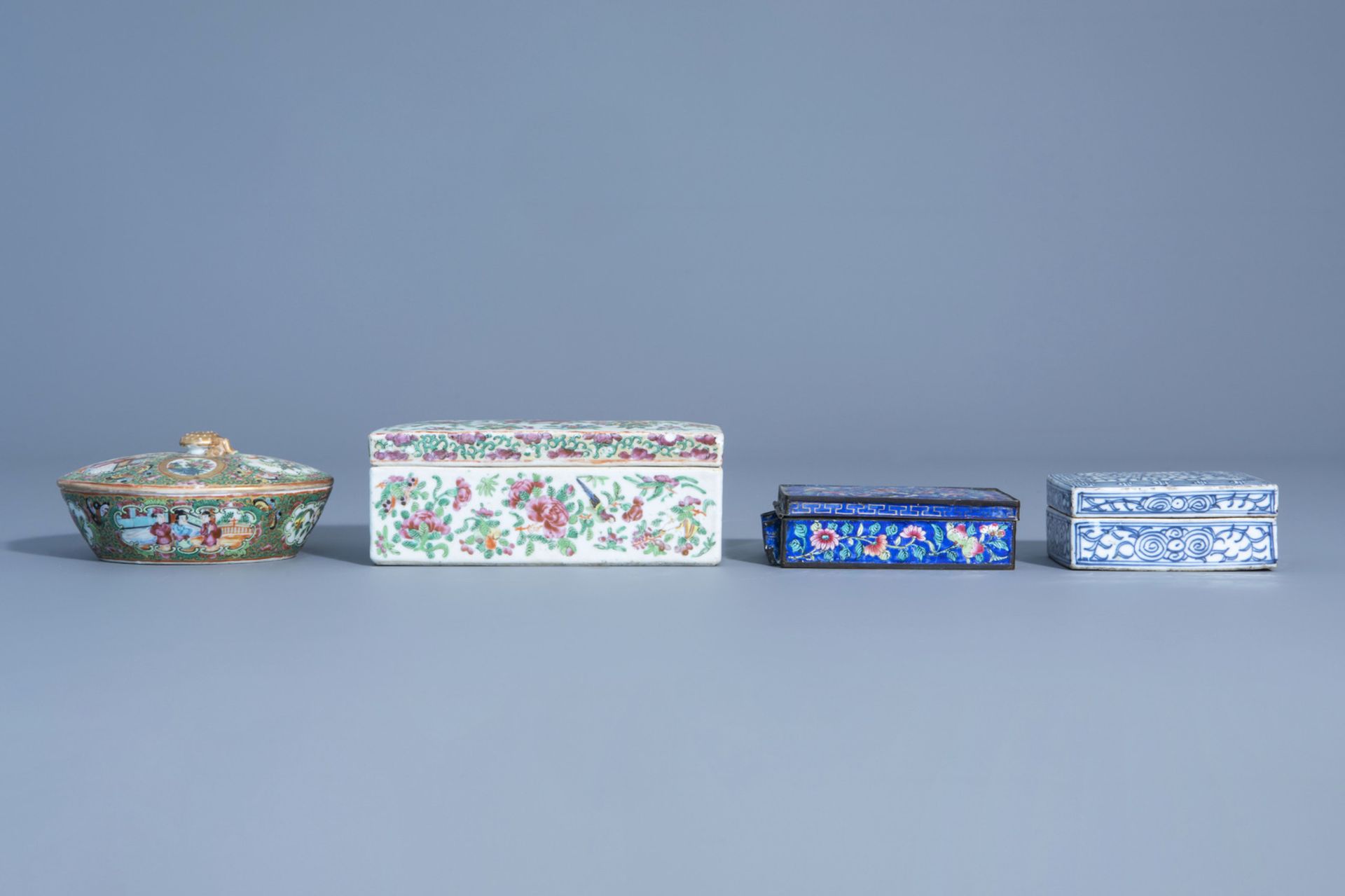 Four various Chinese Canton famille rose, blue and white and cloisonnŽ boxes and covers, 19th/20th C - Image 2 of 7