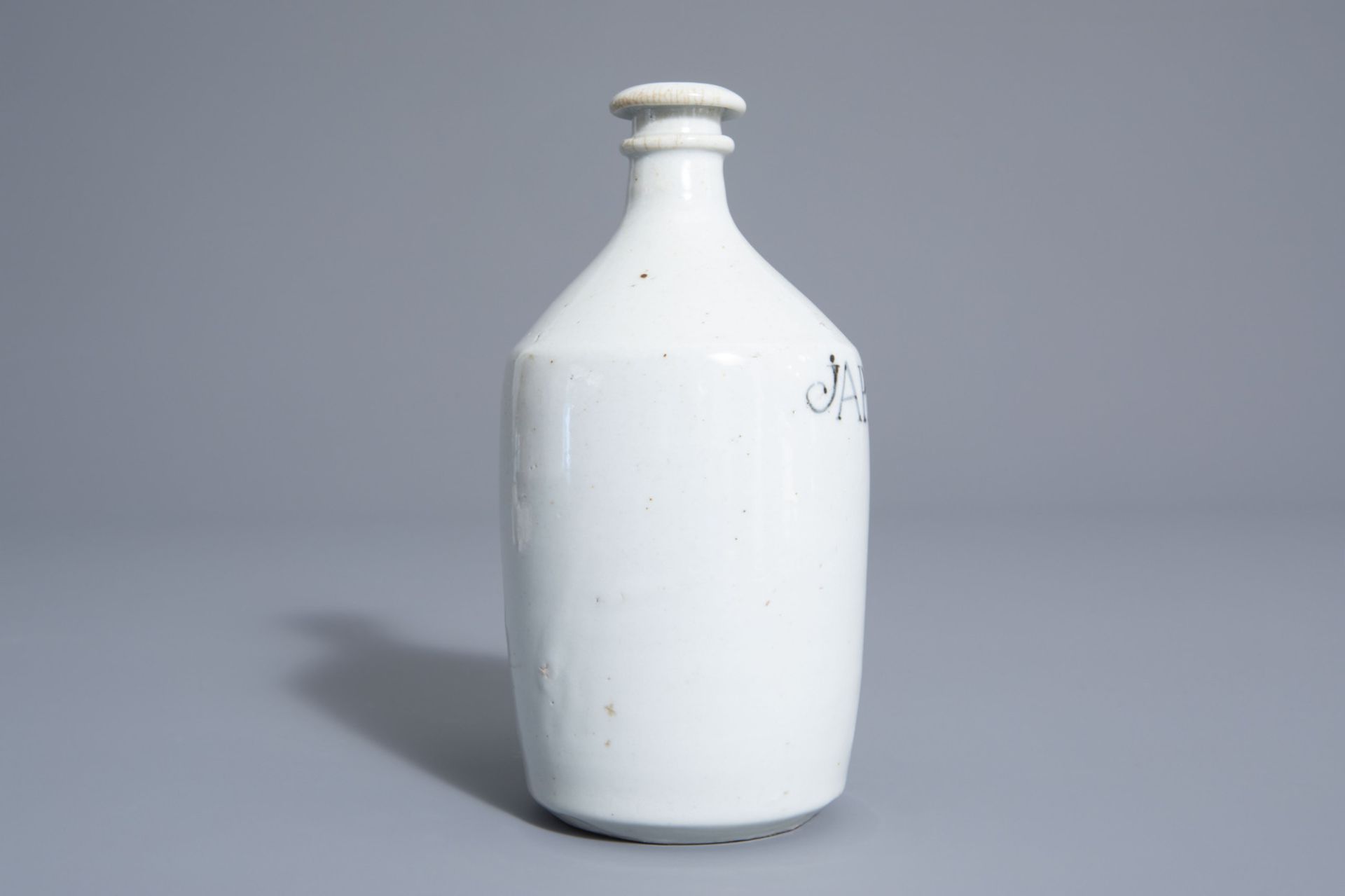 A Japanese blue and white Arita soy sauce bottle, Edo, first half of the 19th C. - Image 5 of 7