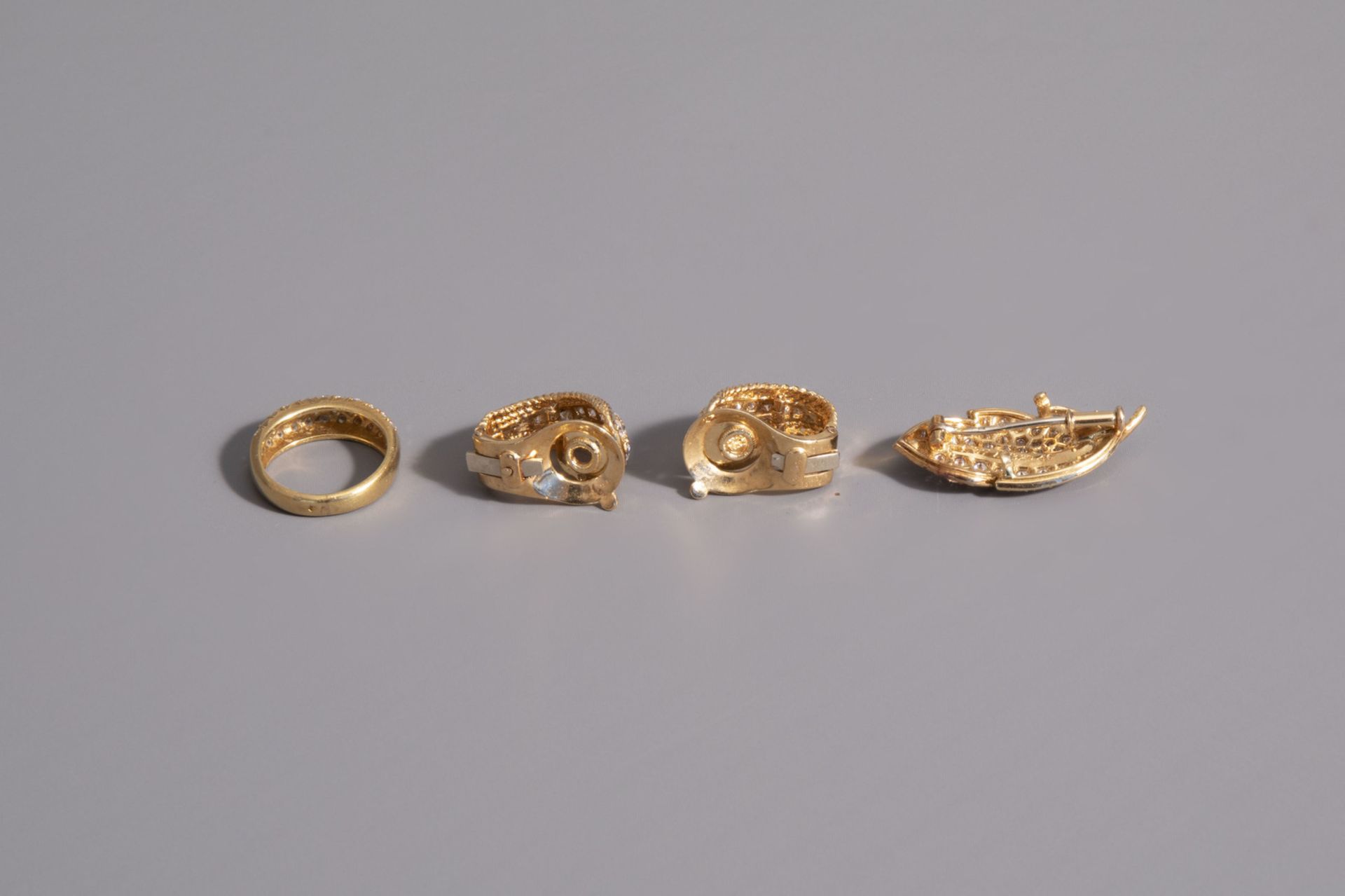 An 18 carat yellow gold set with diamonds consisting of a ring, a pair of earrings and a brooch, 20t - Image 3 of 3