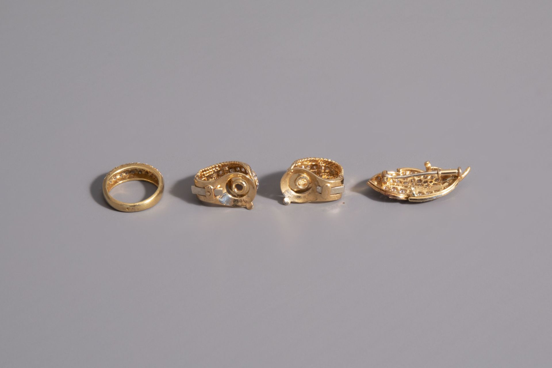 An 18 carat yellow gold set with diamonds consisting of a ring, a pair of earrings and a brooch, 20t - Bild 3 aus 3