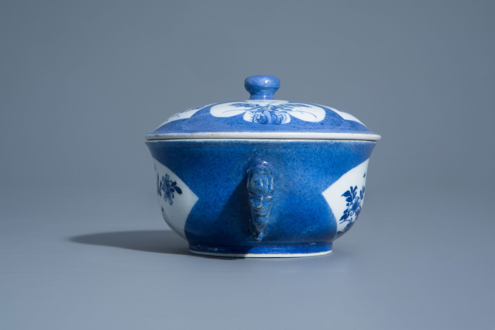 A Chinese powder blue ground two-handled tureen and cover with floral design, Kangxi - Bild 5 aus 7