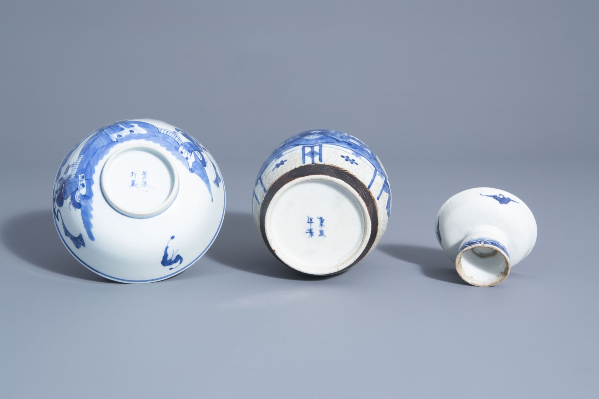 A varied collection of Chinese blue and white porcelain, 19th C. - Bild 9 aus 11