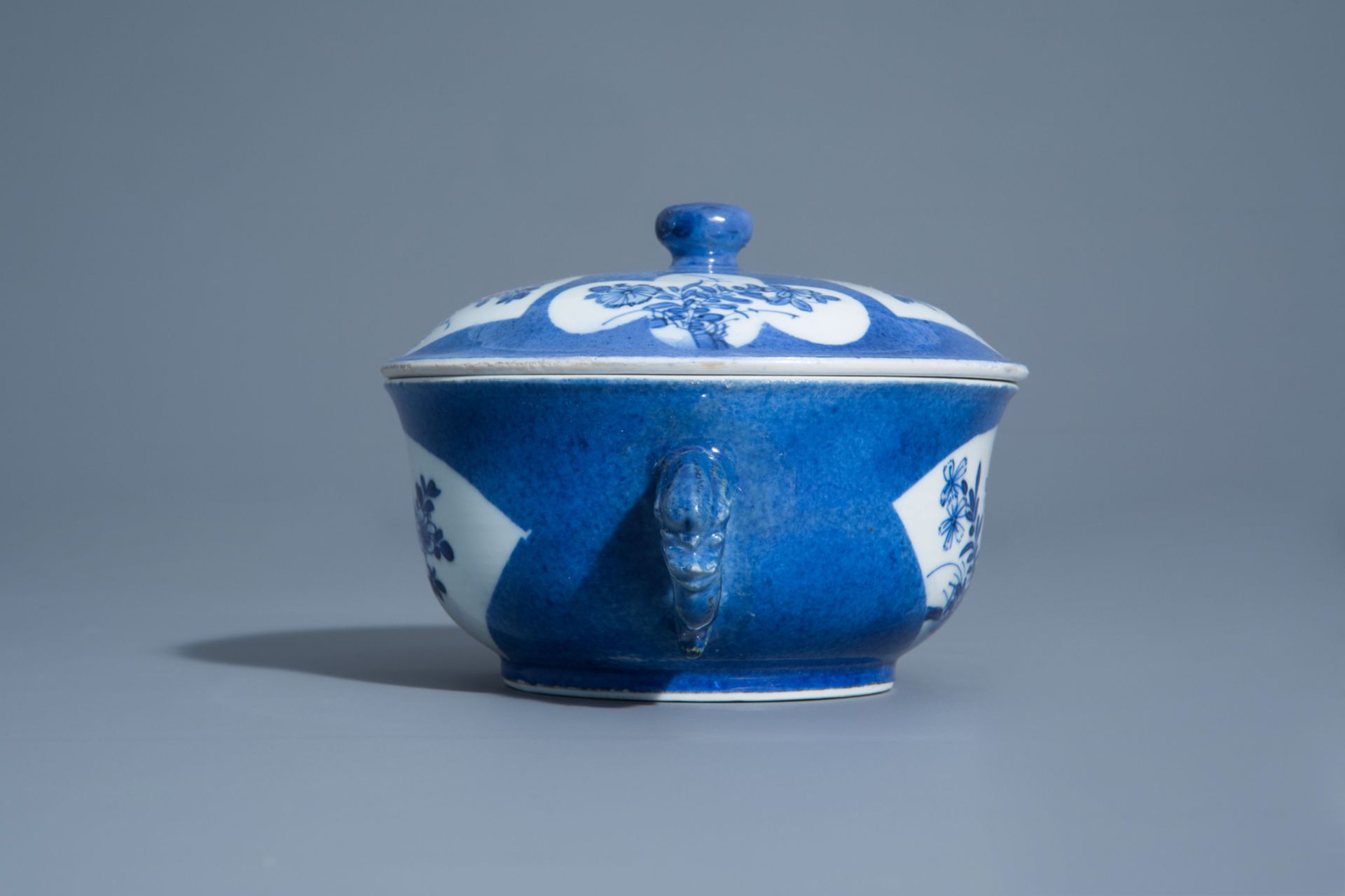 A Chinese powder blue ground two-handled tureen and cover with floral design, Kangxi - Bild 3 aus 7
