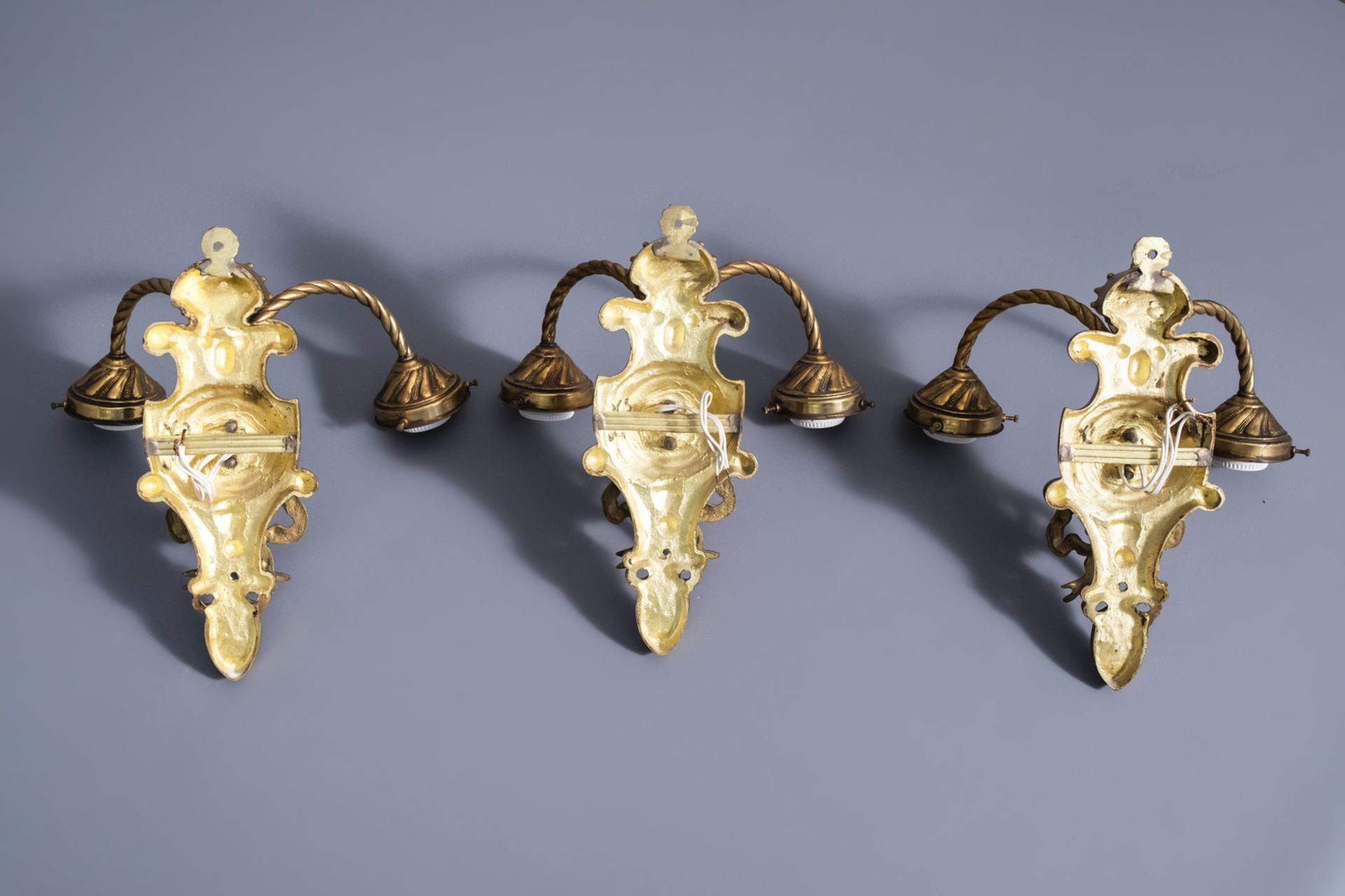 A historicizing gilt copper alloy chandelier with three accompanying wall appliques, 20th C. - Image 8 of 9