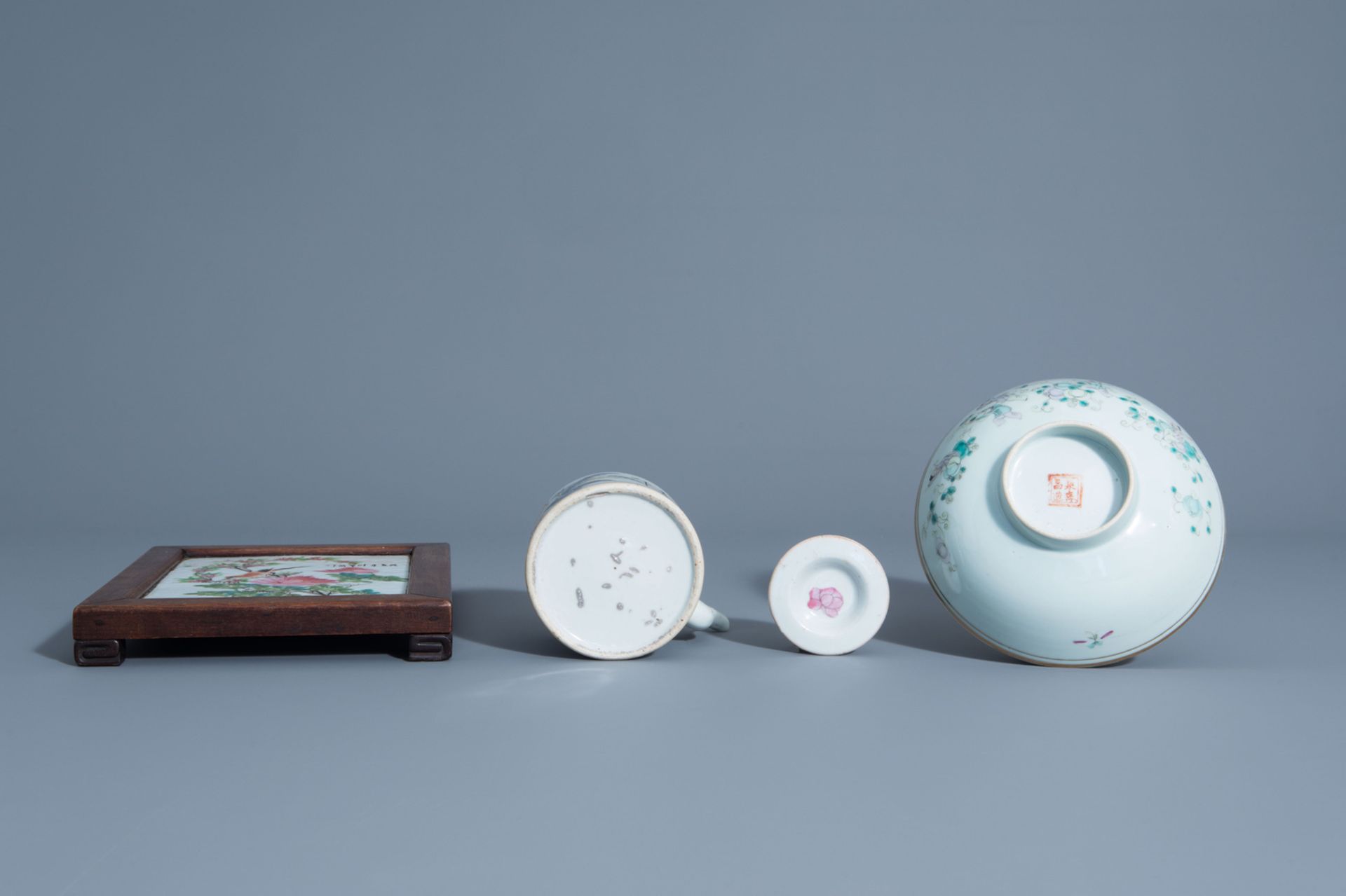 A varied collection of Chinese famille rose and qianjiang cai porcelain, 19th/20th C. - Image 13 of 13
