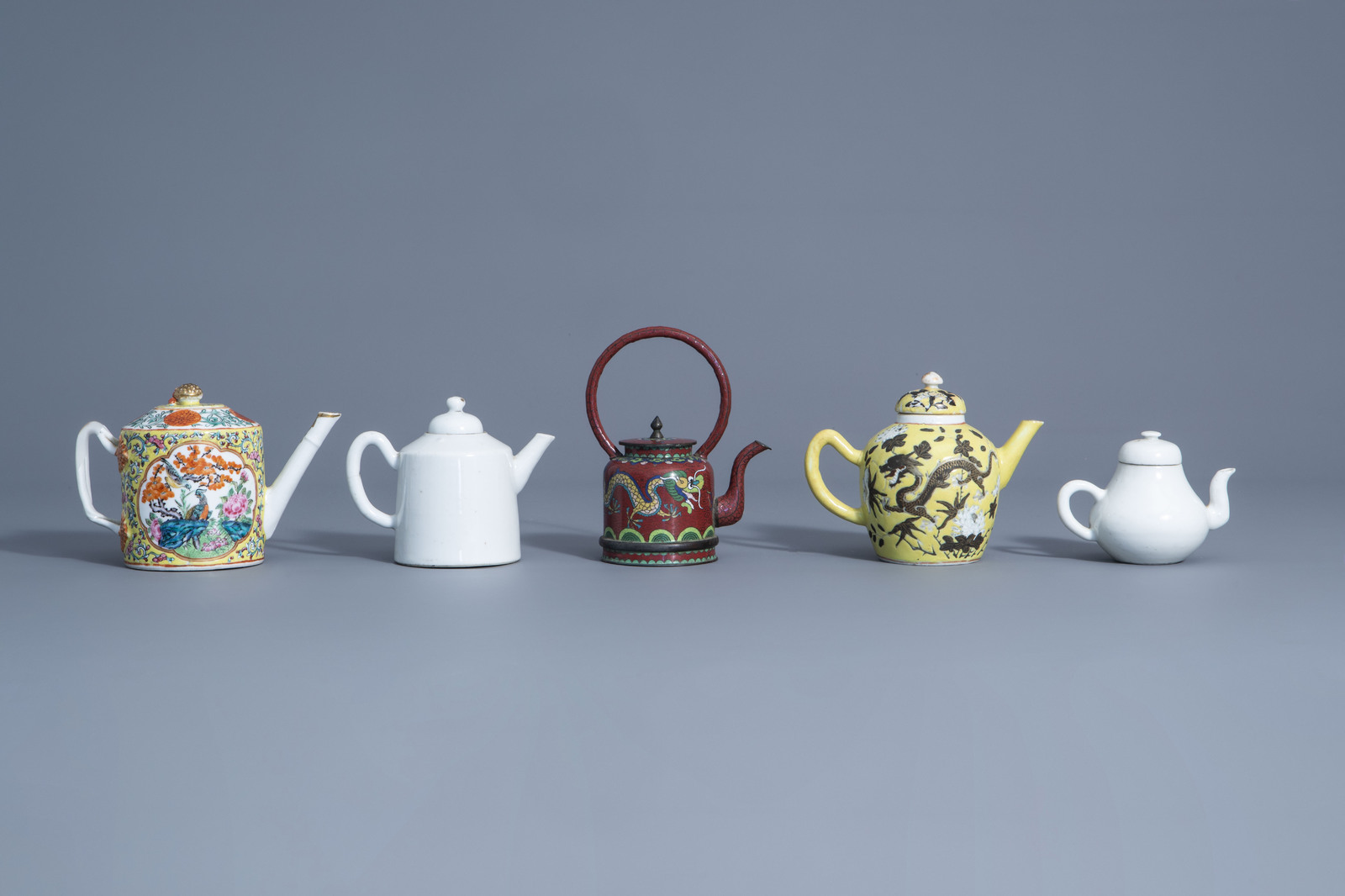 Five Chinese blanc de Chine, Canton, Dayazhai style and cloisonnŽ teapots, 19th/20th C. - Image 2 of 10