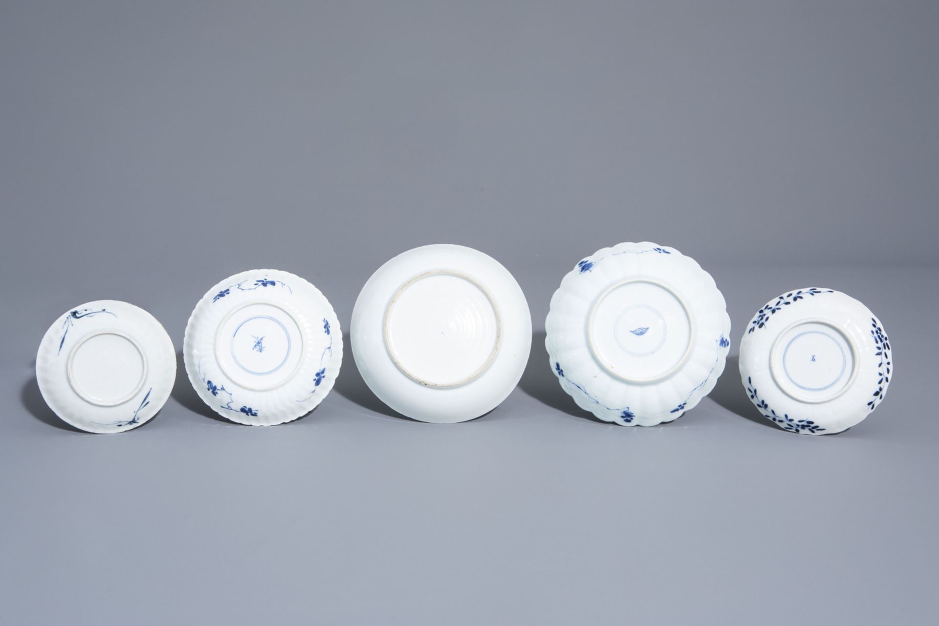 A varied collection of Chinese blue, white and iron red porcelain, Kangxi and later - Bild 4 aus 23