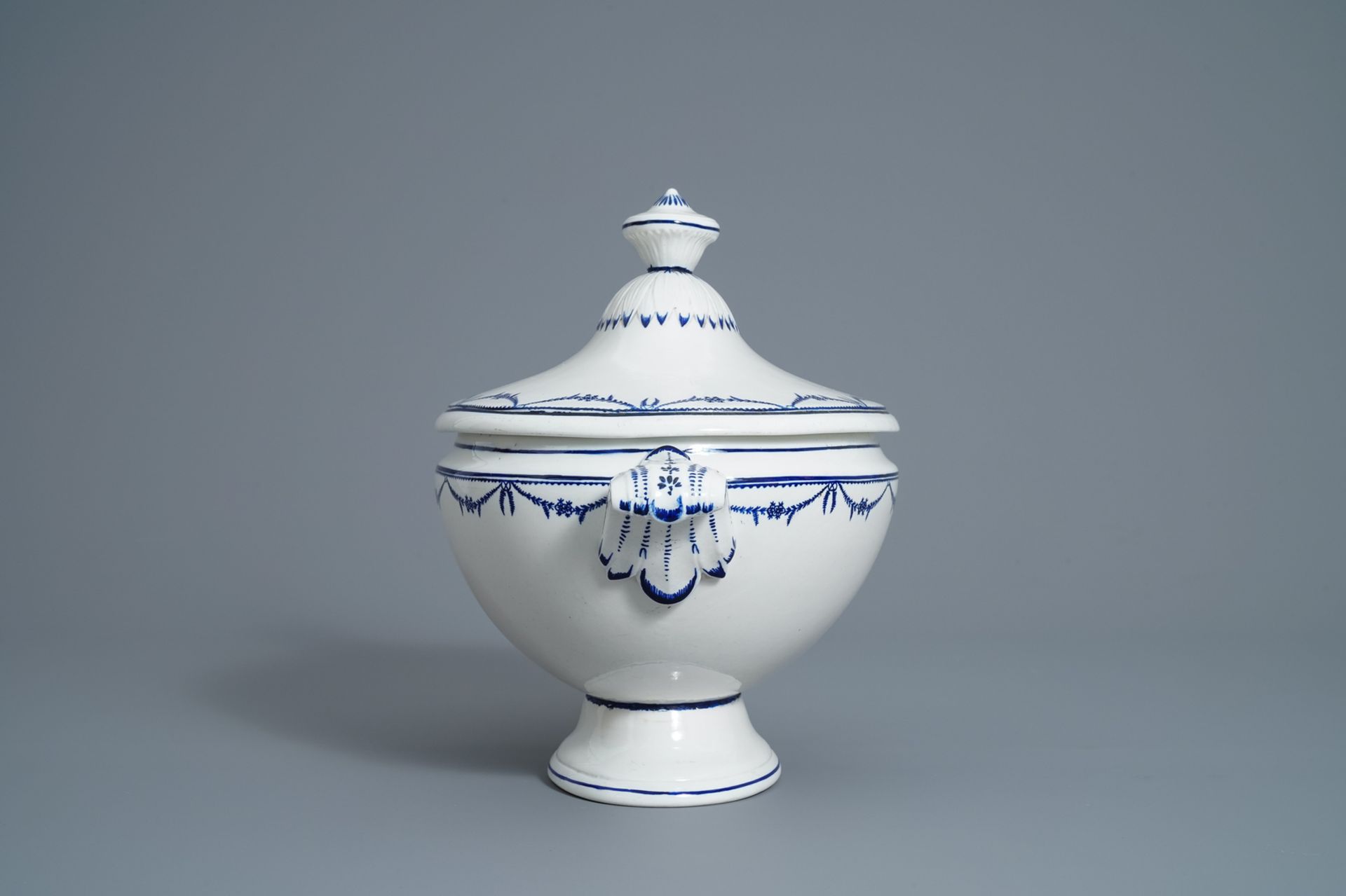 A blue and white faience fine covered tureen and a pair of monteiths, Boch Luxemburg, 1st half 19th - Image 3 of 14