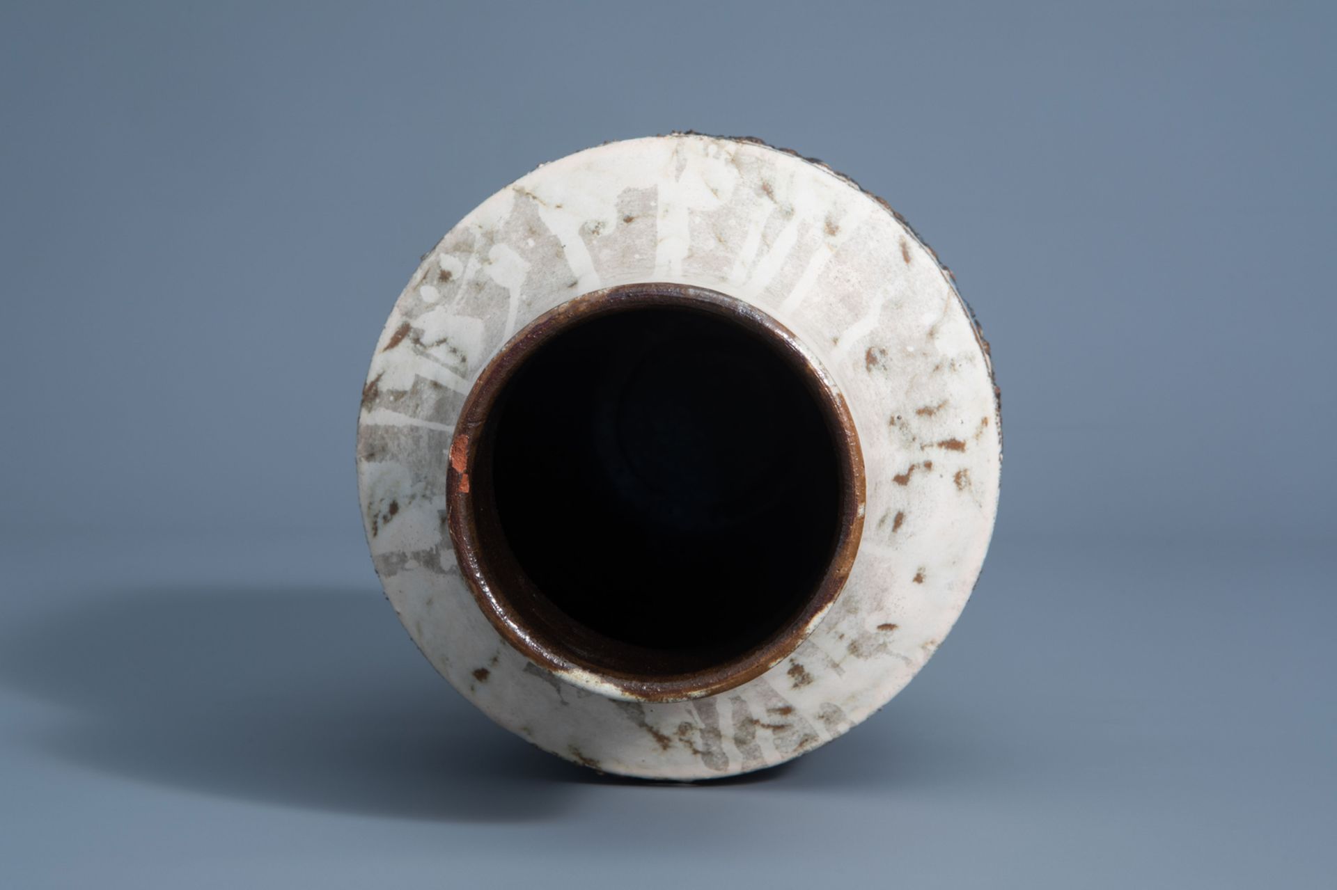 A brutalist pottery vase, Rogier Vandeweghe for Amphora, Belgium, second half of the 20th C. - Bild 6 aus 7