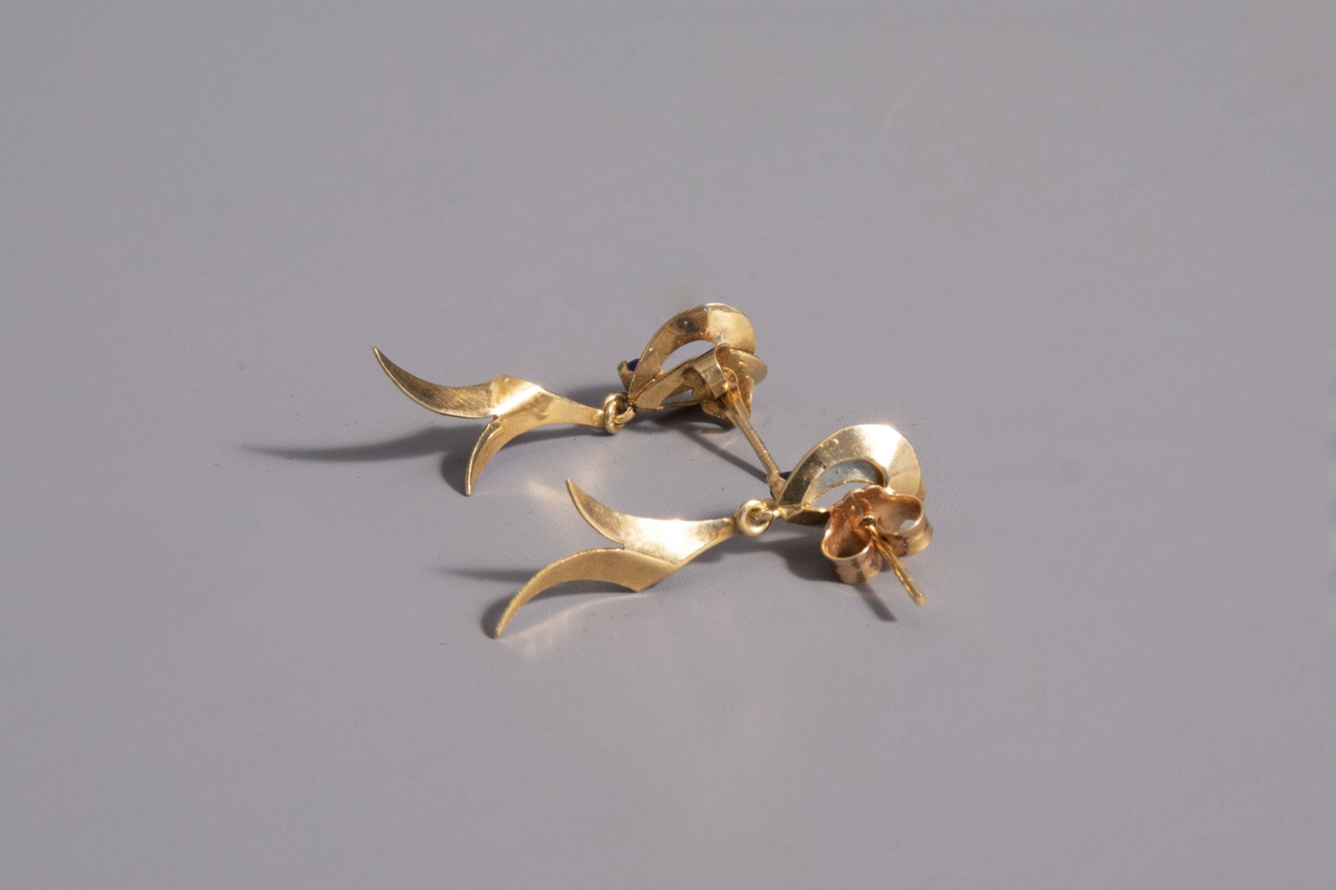 A pair of yellow gold earrings set with a blue sapphire, 20th C. - Bild 3 aus 3