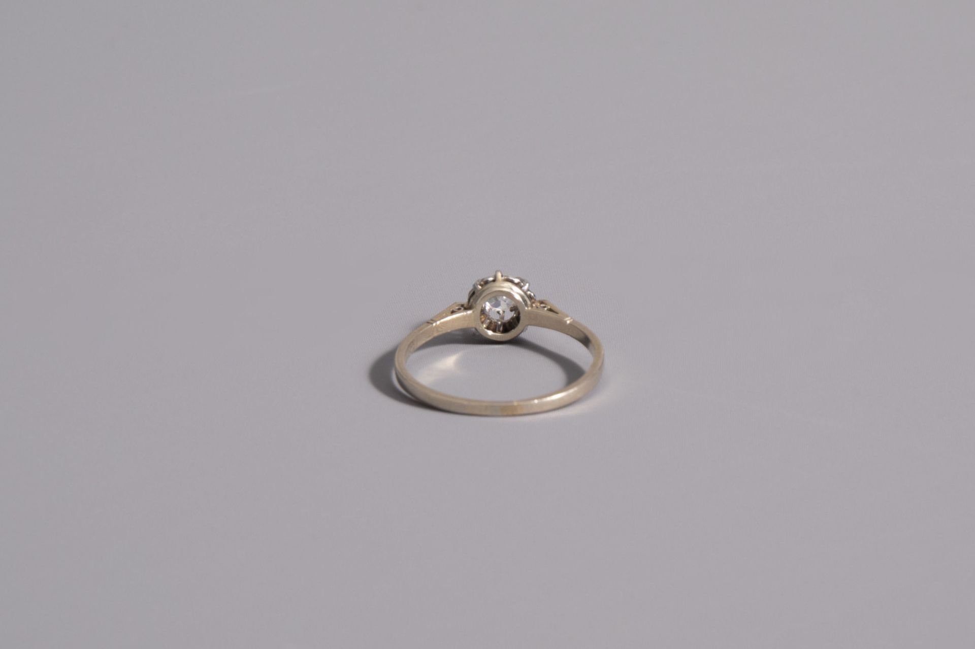 An 18 carat white gold ring set with a diamond, first half of the 20th C. - Image 3 of 3