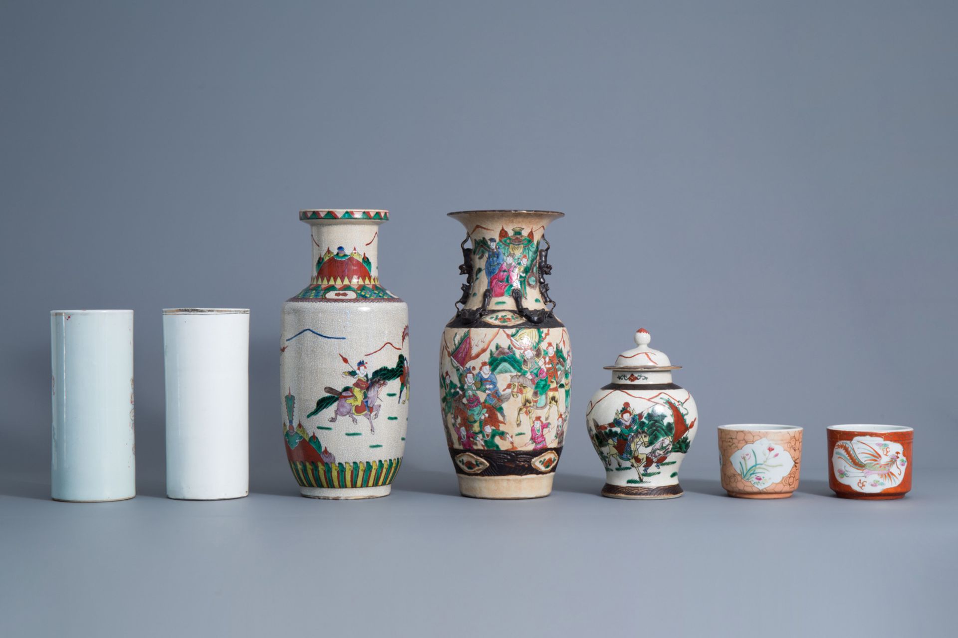 A varied collection of Chinese Nanking crackle glazed and famille rose porcelain, 19th/20th C. - Image 4 of 9