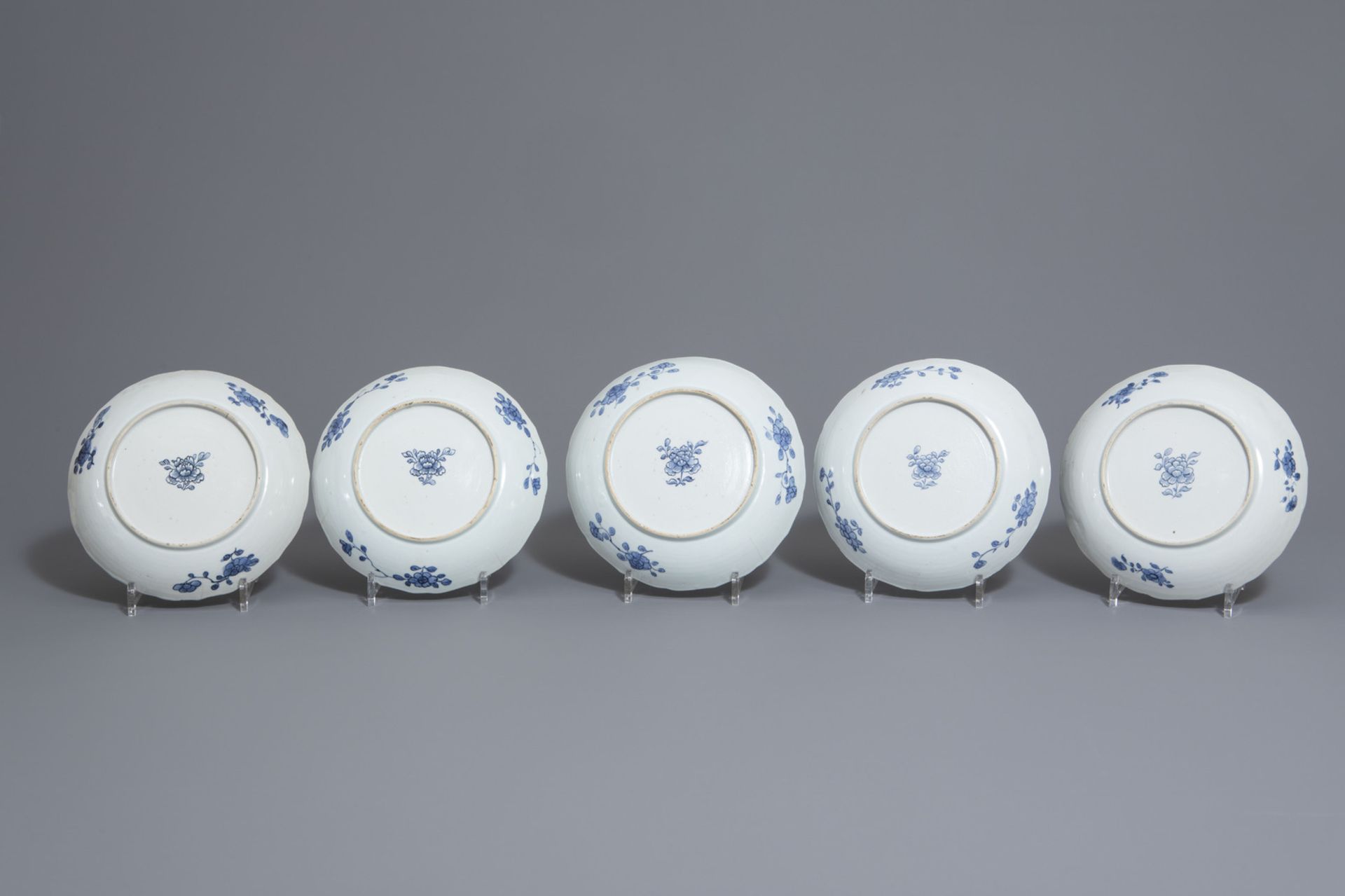 Five Chinese blue and white 'Romance of the Western Chamber' deep plates, Qianlong - Image 2 of 2