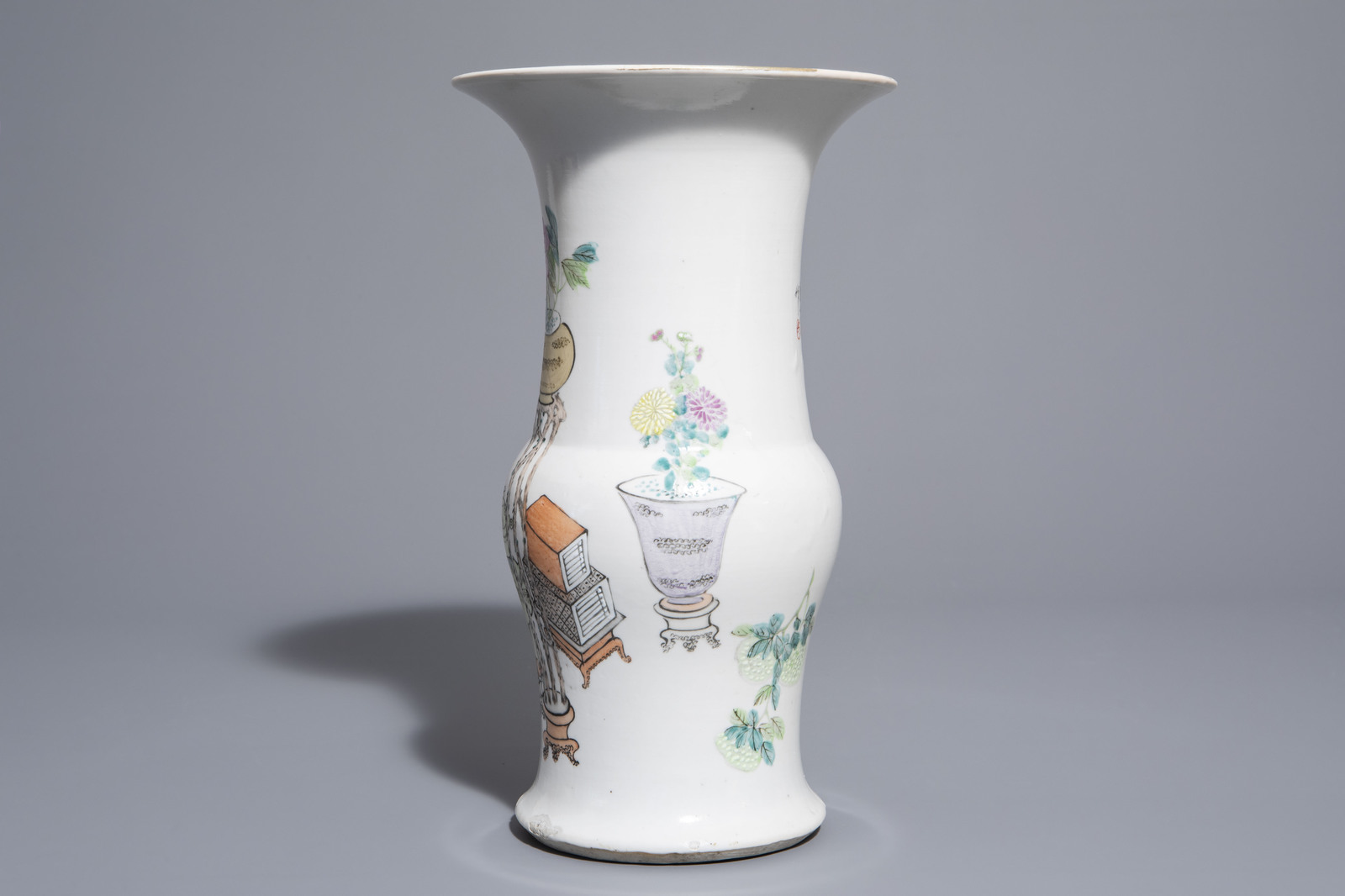 A Chinese qianjiang cai yenyen vase with antiquities design, 19th/20th C. - Image 4 of 6