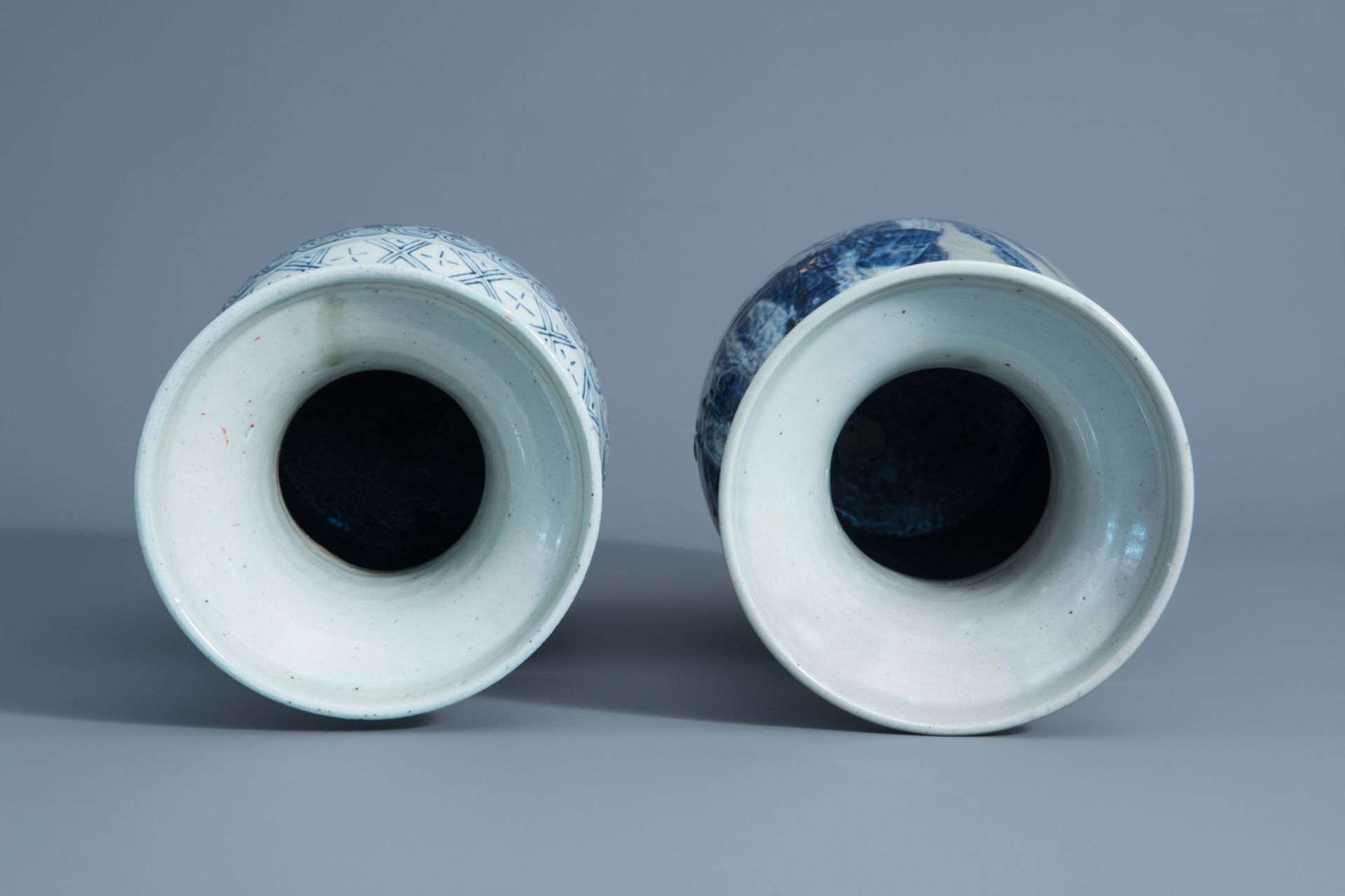 A Chinese blue and white celadon ground 'Immortals' vase and a blue and white 'Xi' vase, 19th/20th C - Bild 5 aus 6
