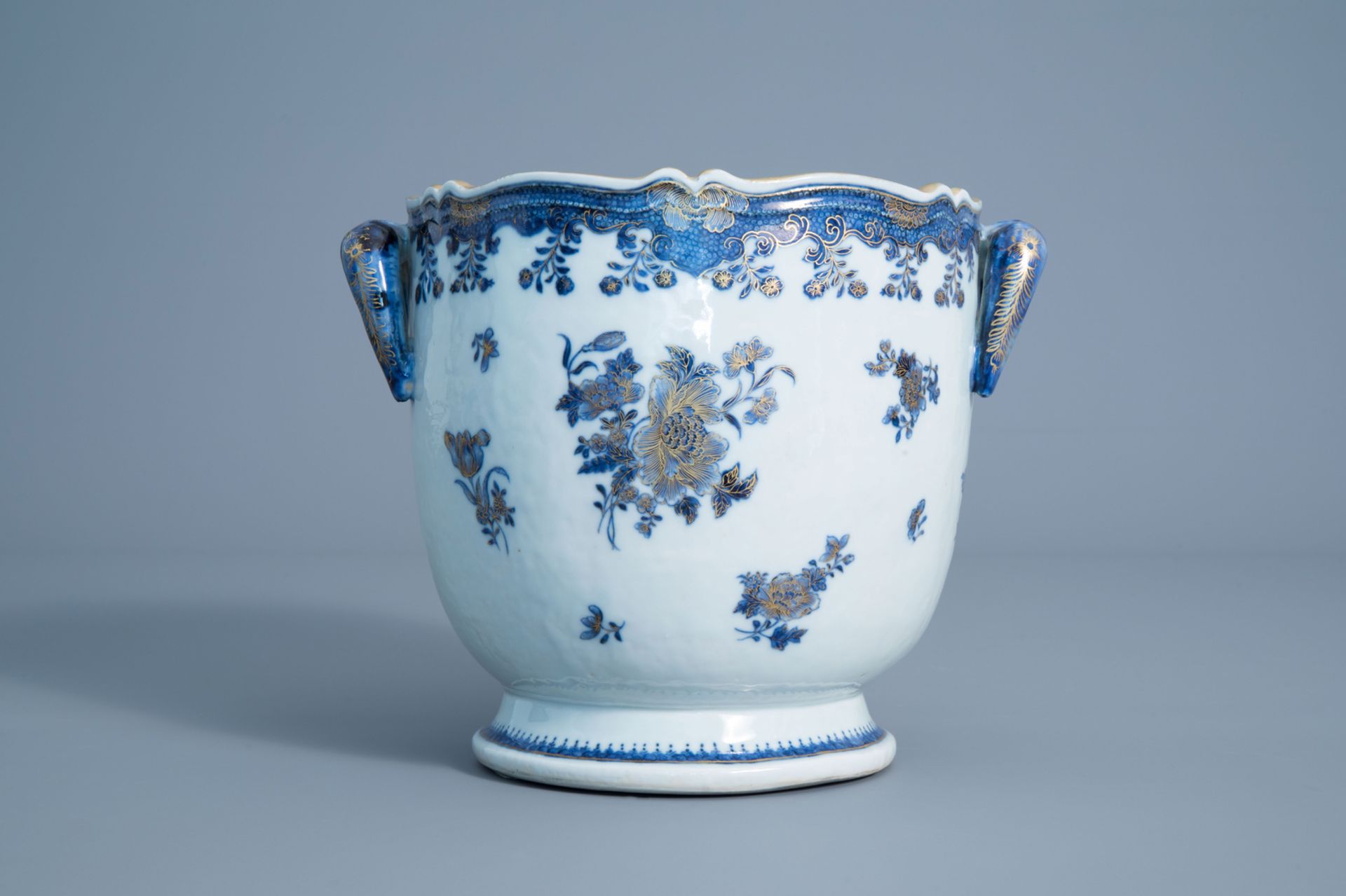 A Chinese blue, white and gilt wine cooler with floral design, Qianlong - Image 3 of 8