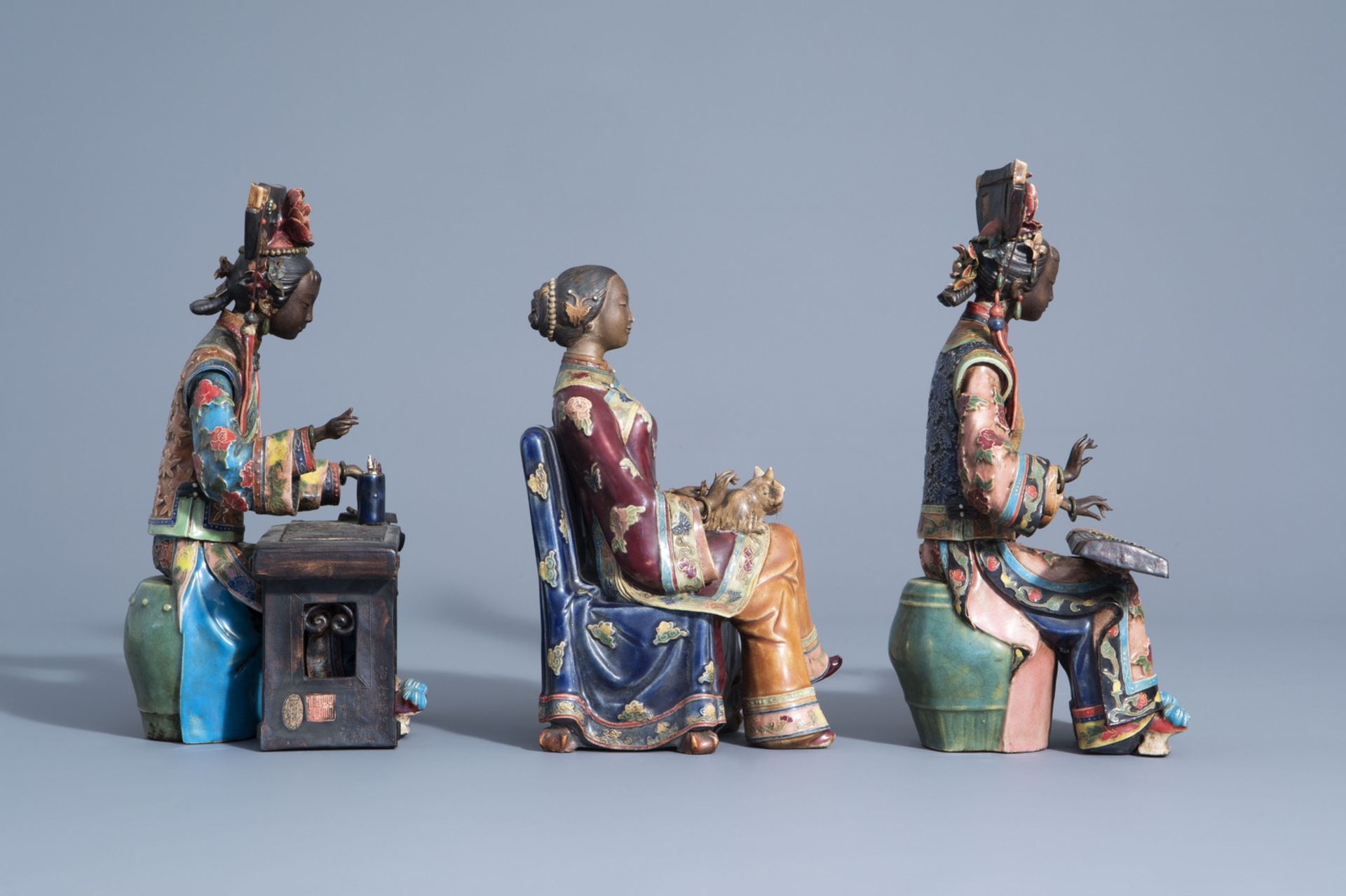 Three Chinese Shiwan pottery models of relaxing ladies, seal marks, 20th C. - Bild 3 aus 11