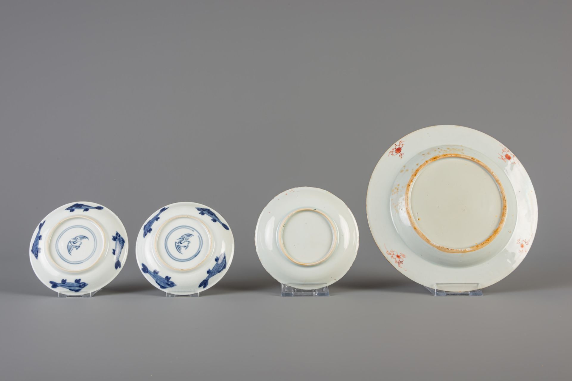 A pair of Chinese blue and white cups and saucers and two Imari style plates, 18th/19th C. - Bild 3 aus 9