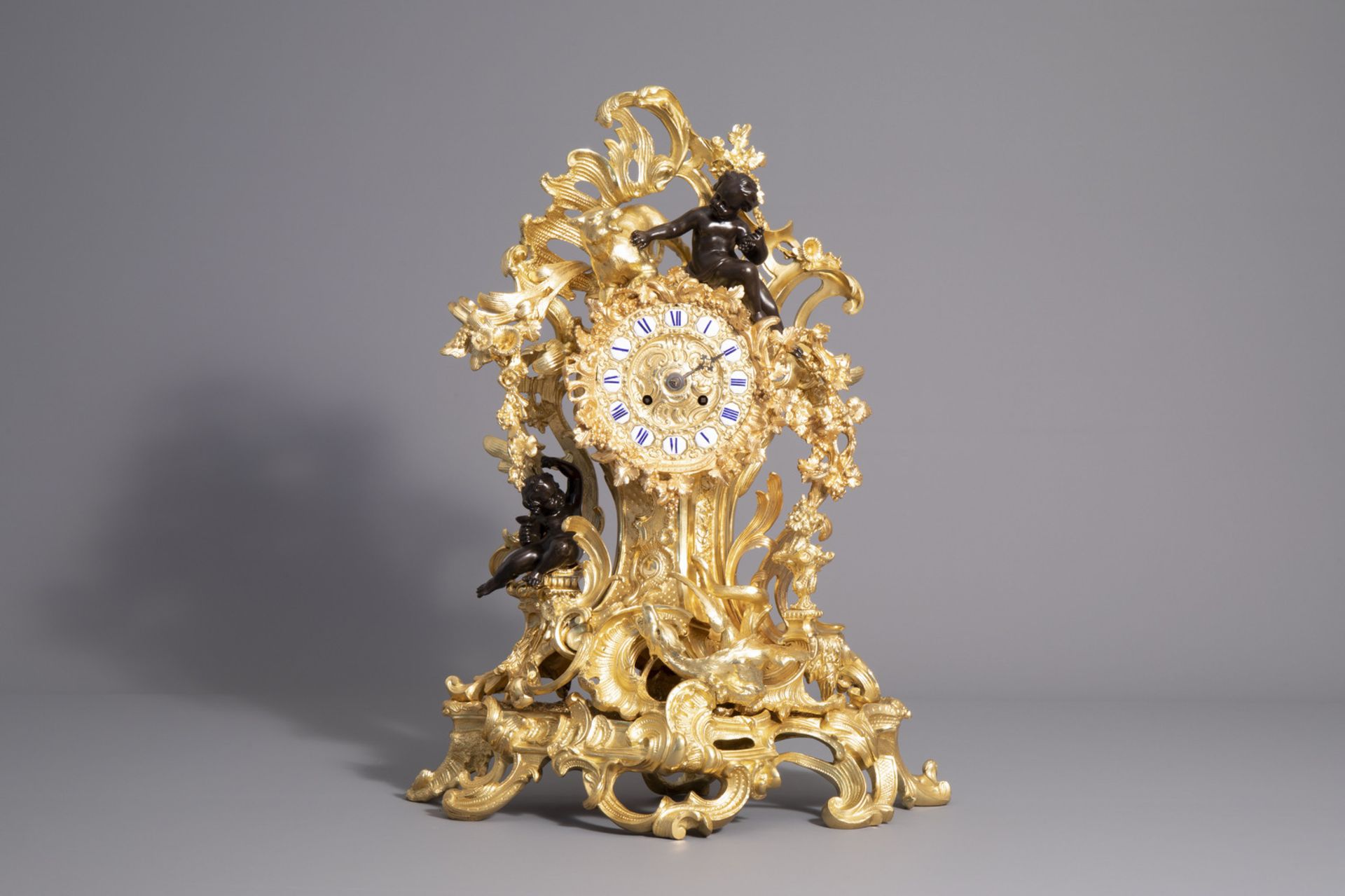 An impressive French gilt and patinated bronze Rococo revival mantel clock, 19th/20th C. - Image 2 of 9