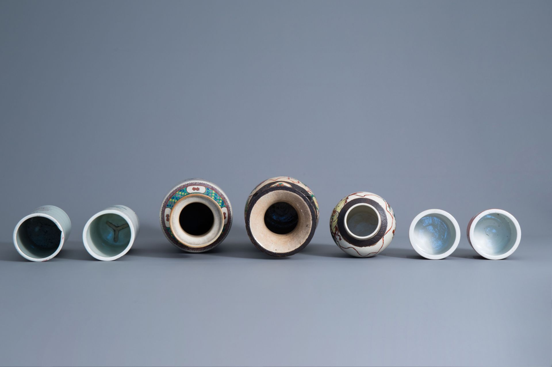 A varied collection of Chinese Nanking crackle glazed and famille rose porcelain, 19th/20th C. - Bild 6 aus 9