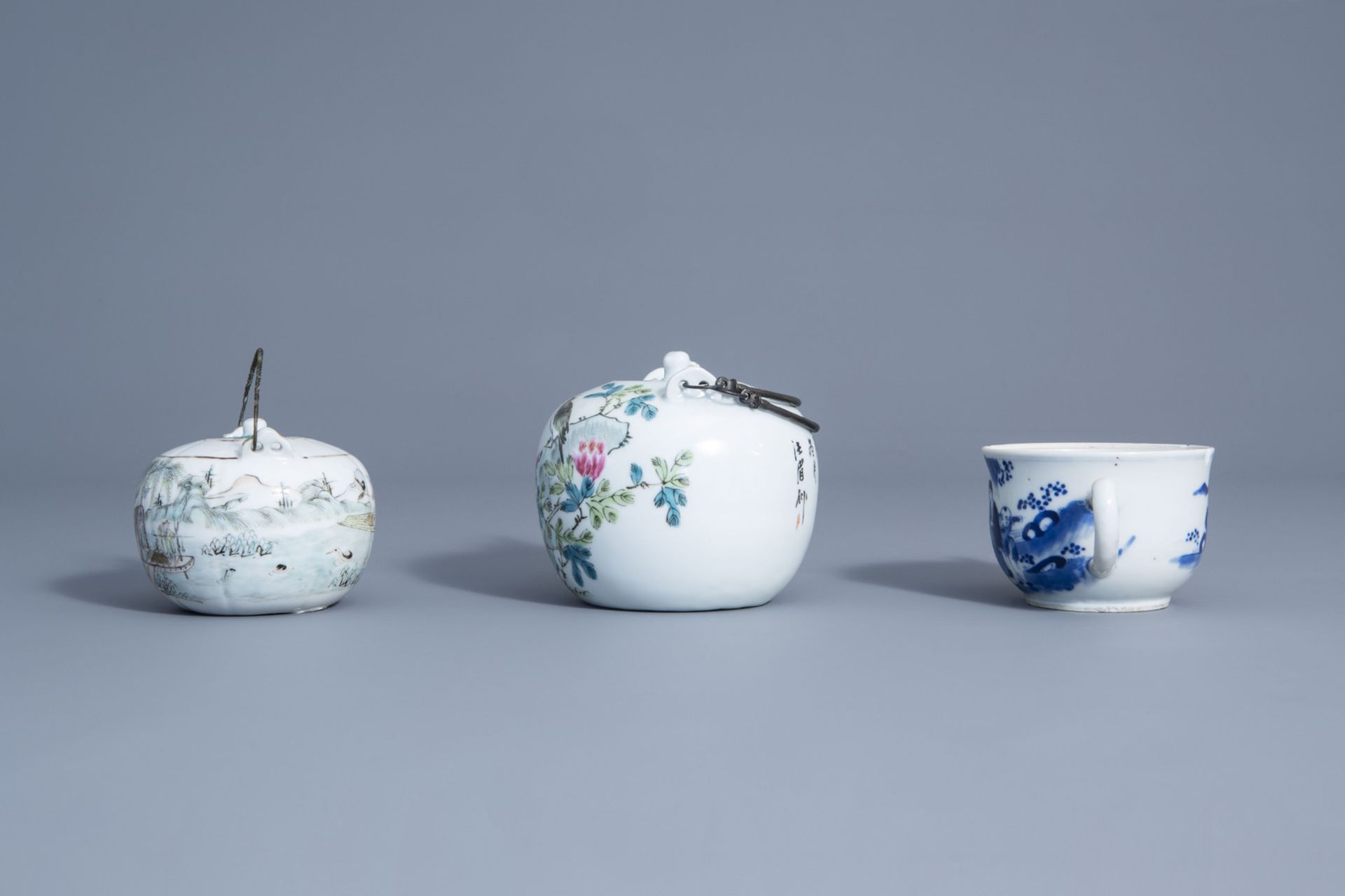 Two Chinese qianjiang cai teapots and covers and a blue and white teapot, 19th/20th C. - Bild 5 aus 9