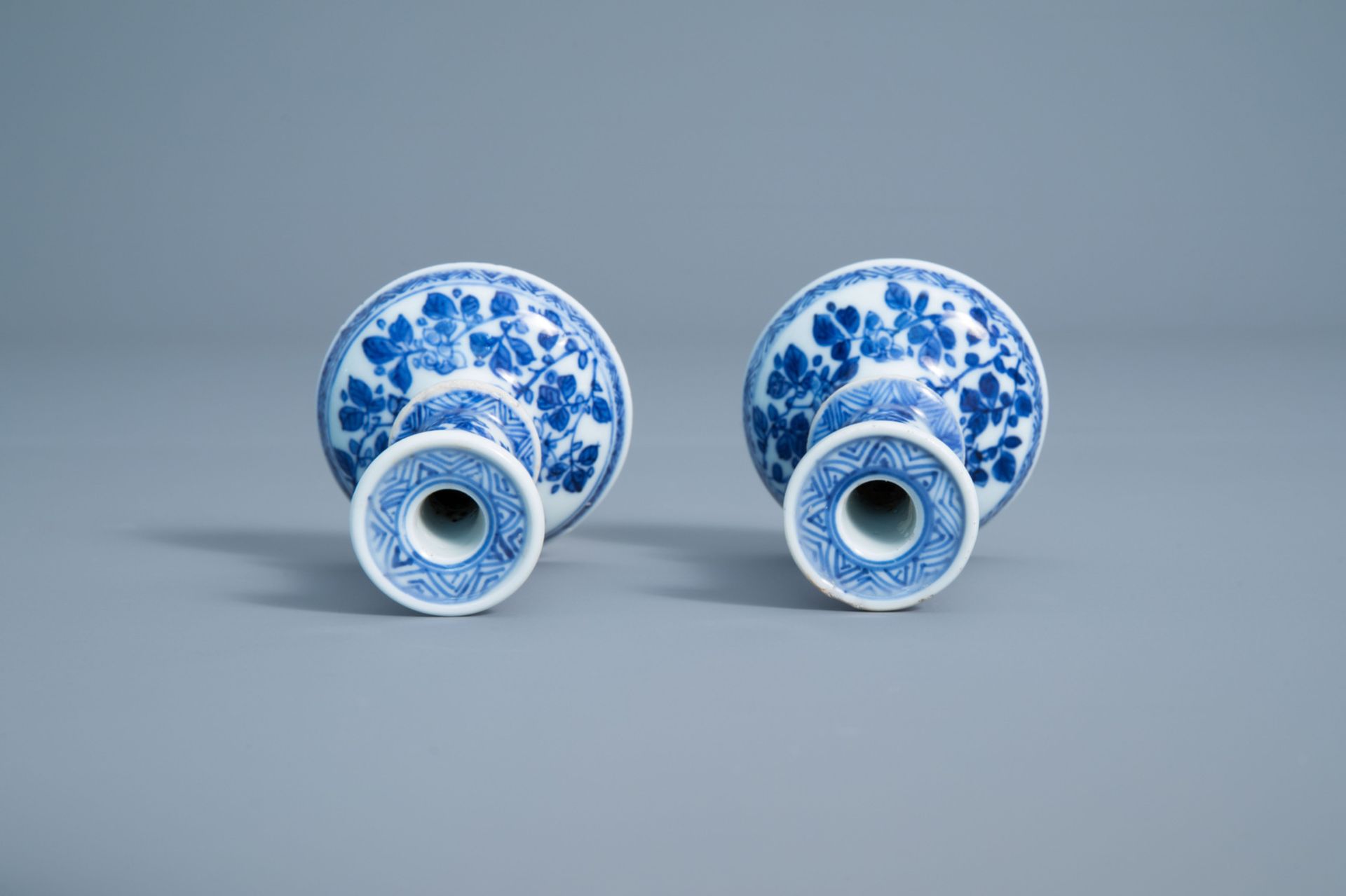 A pair of Chinese blue and white candlesticks with floral design, Kangxi - Bild 6 aus 7