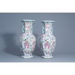A pair of hexagonal Chinese famille rose vases with warrior scenes and floral design, 19th/20th C.