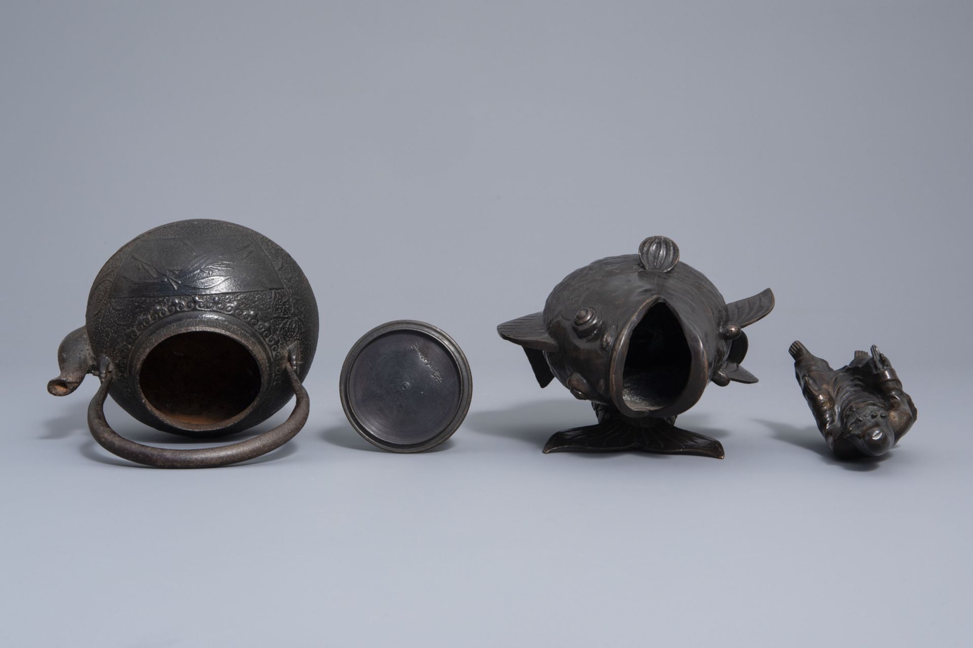 A Japanese bronze teapot, a carp wall vase, a Kannon figure and a carved wooden group, Meiji/Showa, - Bild 12 aus 15