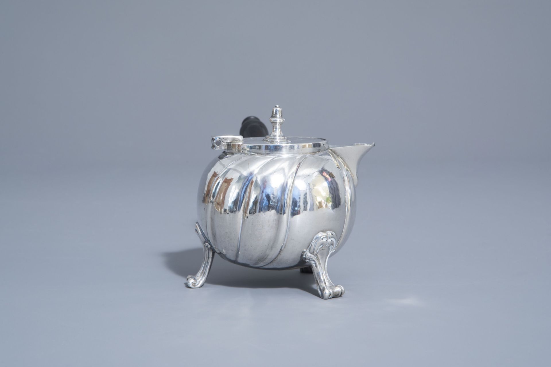 A silver Louis XV style 'egoist' jug and cover with ebony handle, 18th/19th C. - Bild 3 aus 11