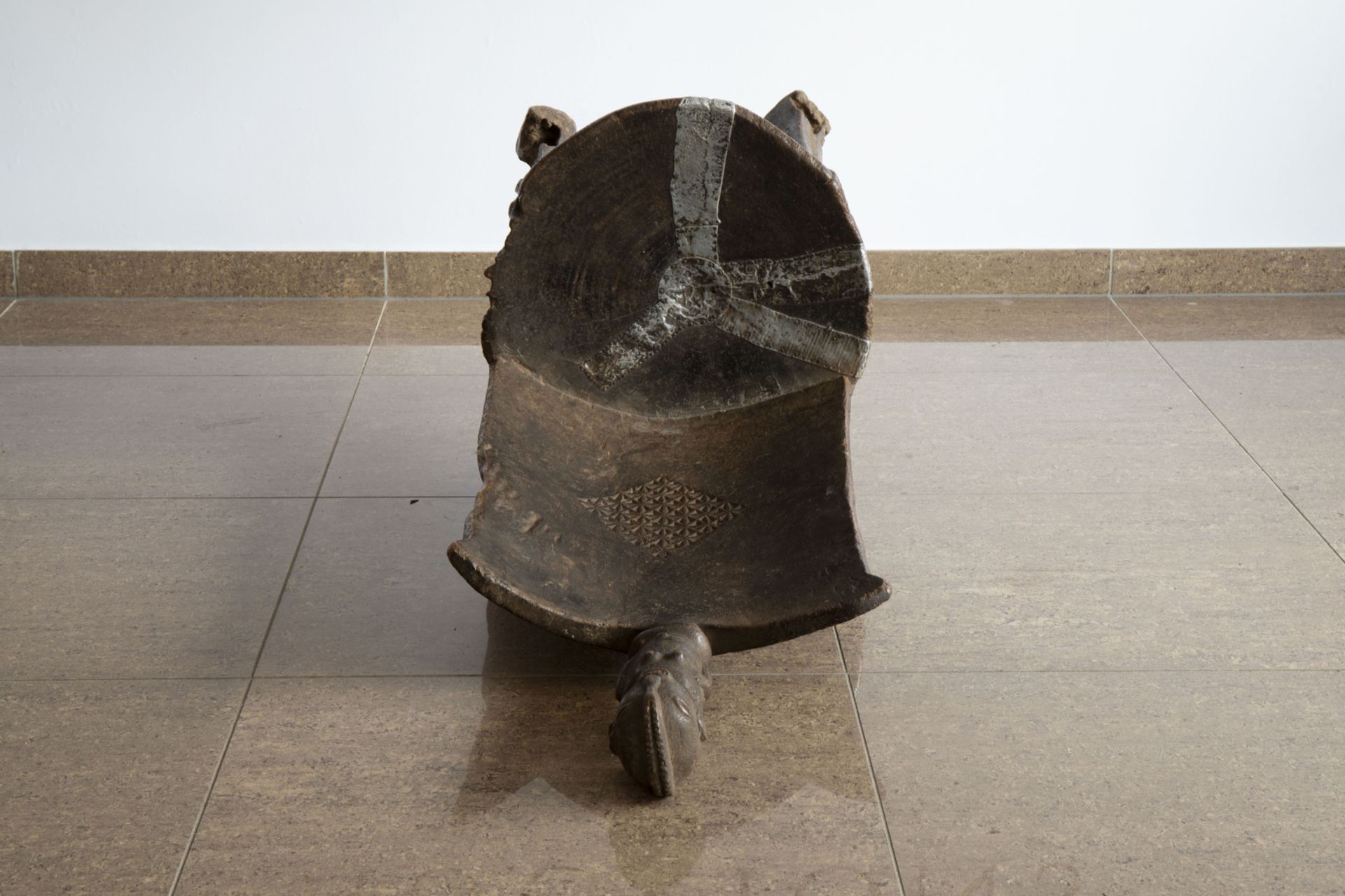 An African wooden chiefÕs chair or throne, Luguru, Tanzania, 20th C. - Image 7 of 7