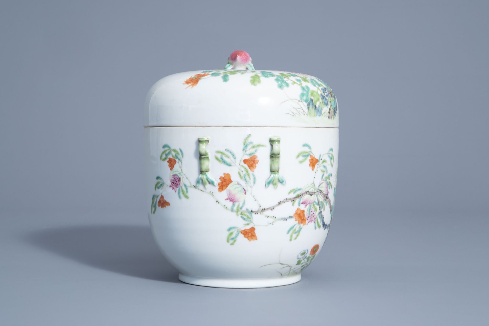 A Chinese famille rose jar and cover with floral and relief design, 19th/20th C. - Image 3 of 7