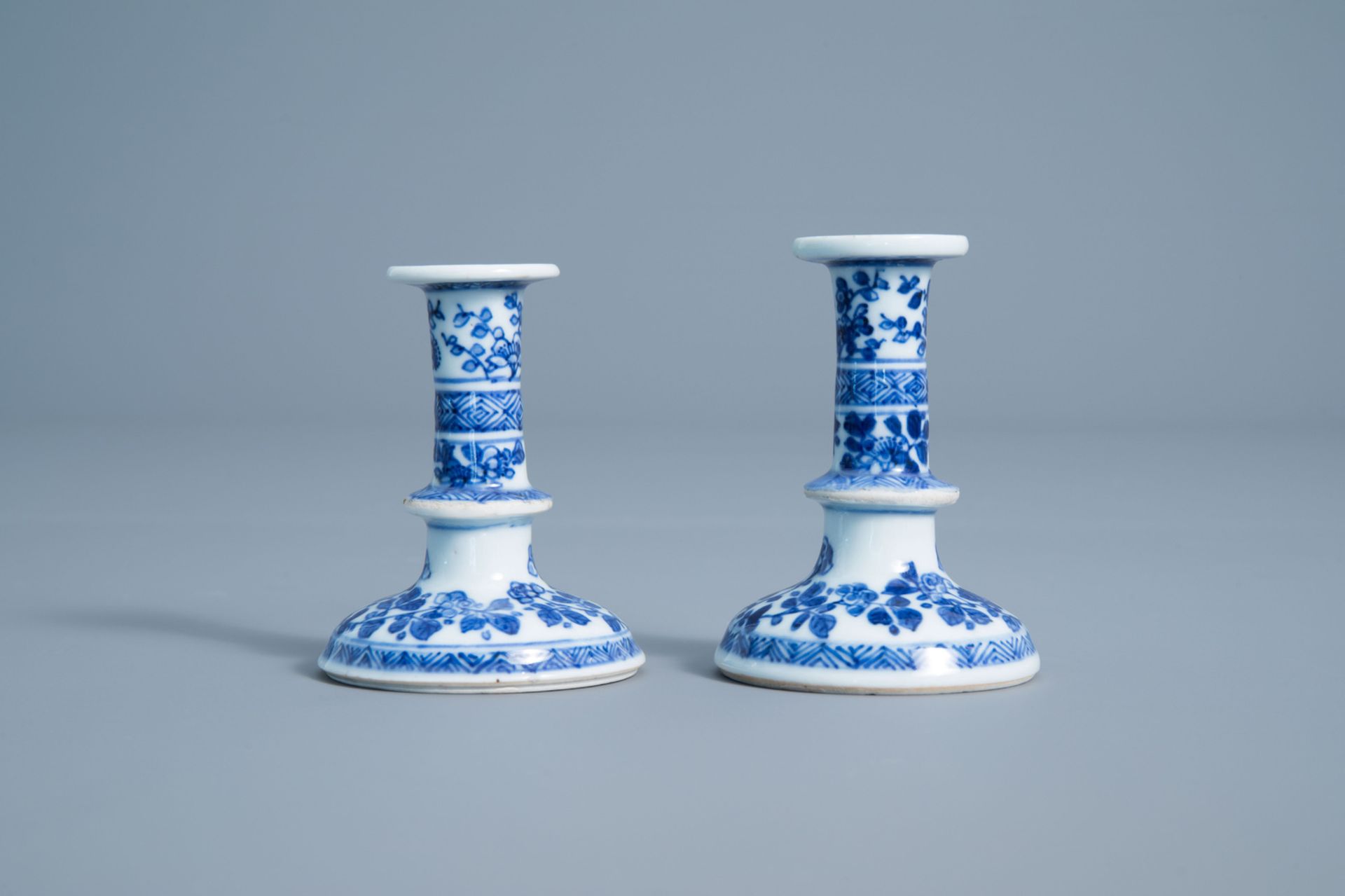 A pair of Chinese blue and white candlesticks with floral design, Kangxi - Bild 3 aus 7