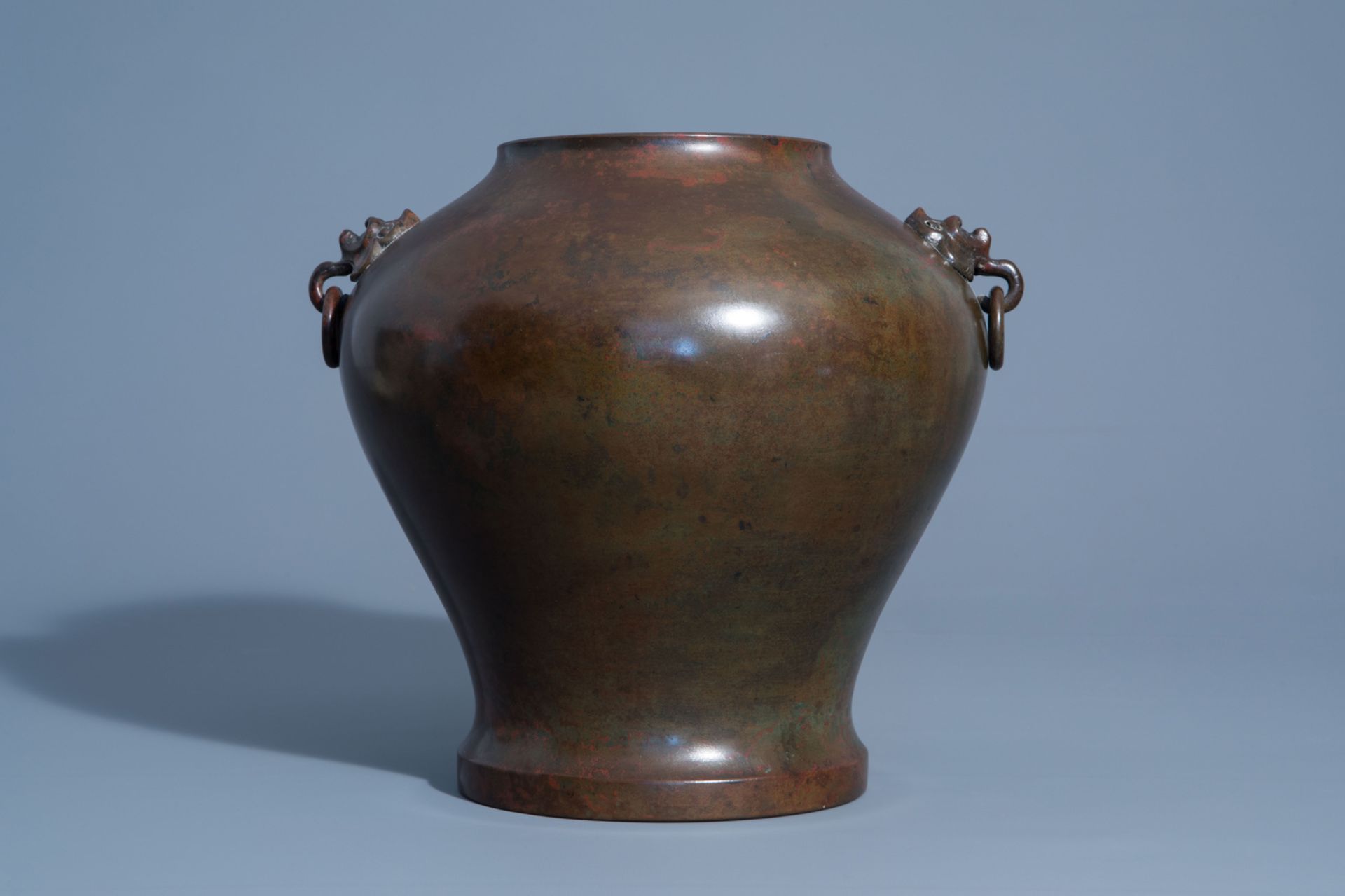 A Japanese bronze vase, probably Showa, 20th C. - Image 4 of 7