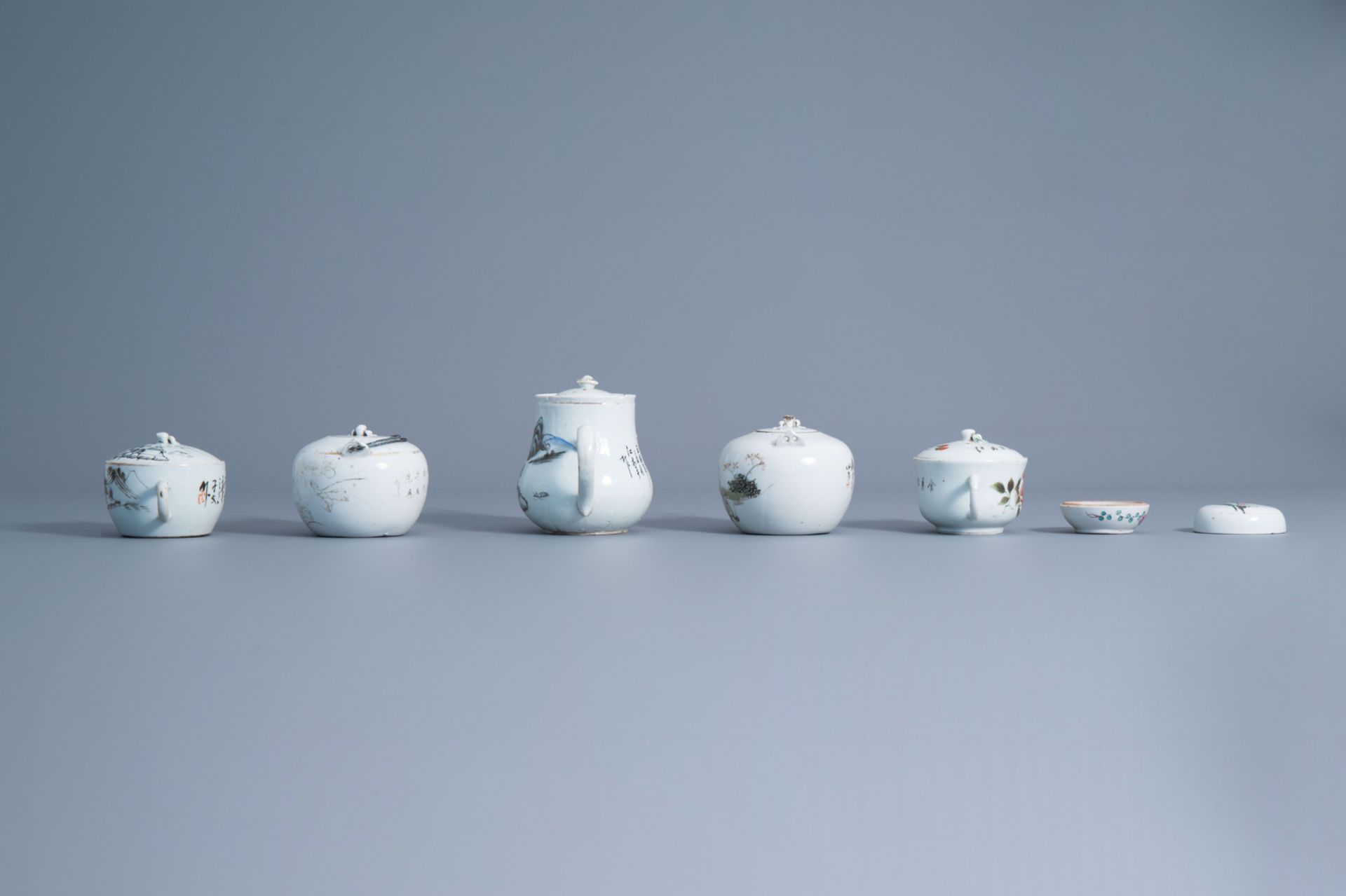 Five Chinese qianjiang cai teapots and covers and a seal paste box, 19th/20th C. - Bild 5 aus 9