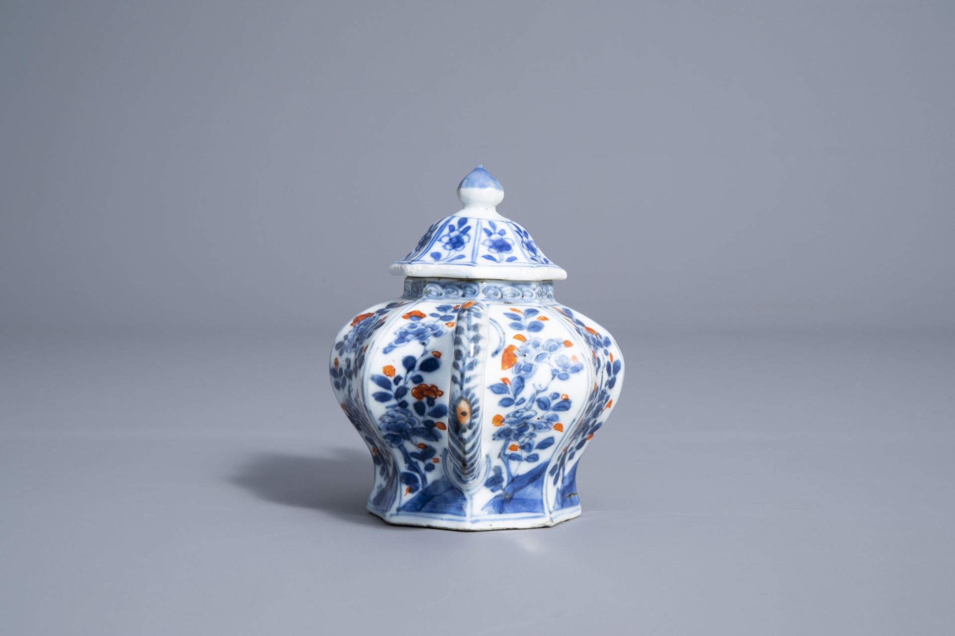 A Chinese Imari style teapot and cover and a blue and white bowl and saucer, Kangxi - Bild 11 aus 15