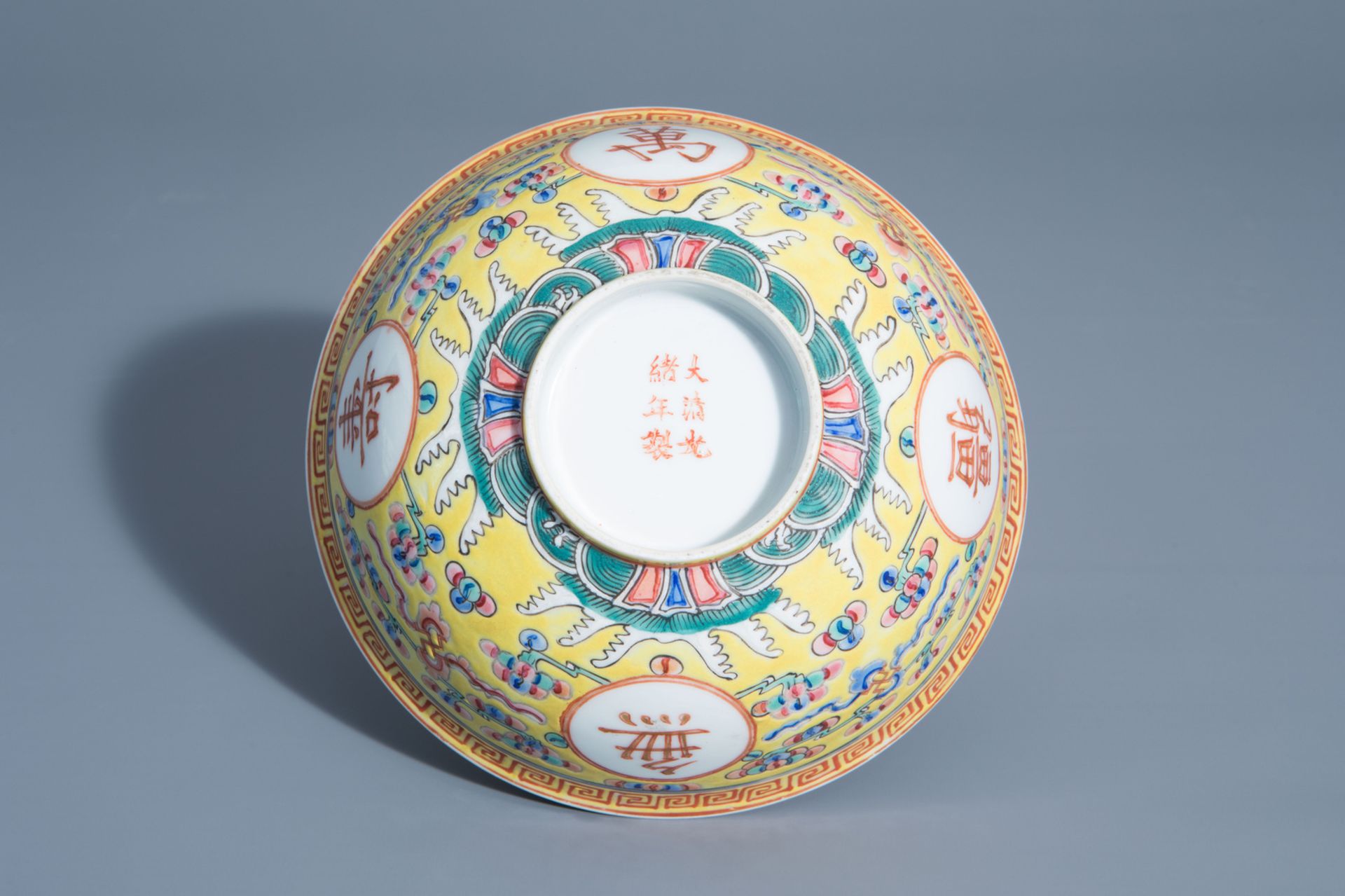 A Chinese famille rose yellow ground 'bats' bowl, Guangxu mark, 19th/20th C. - Bild 6 aus 7