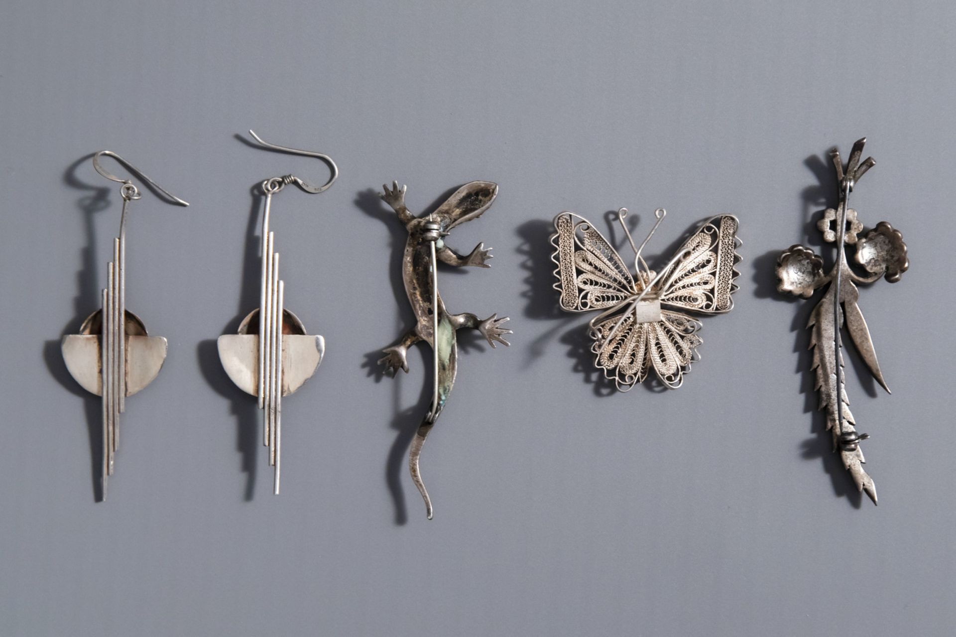 A varied collection of silver jewelery consisting of three brooches and a pair of earrings, 20th C. - Image 2 of 2