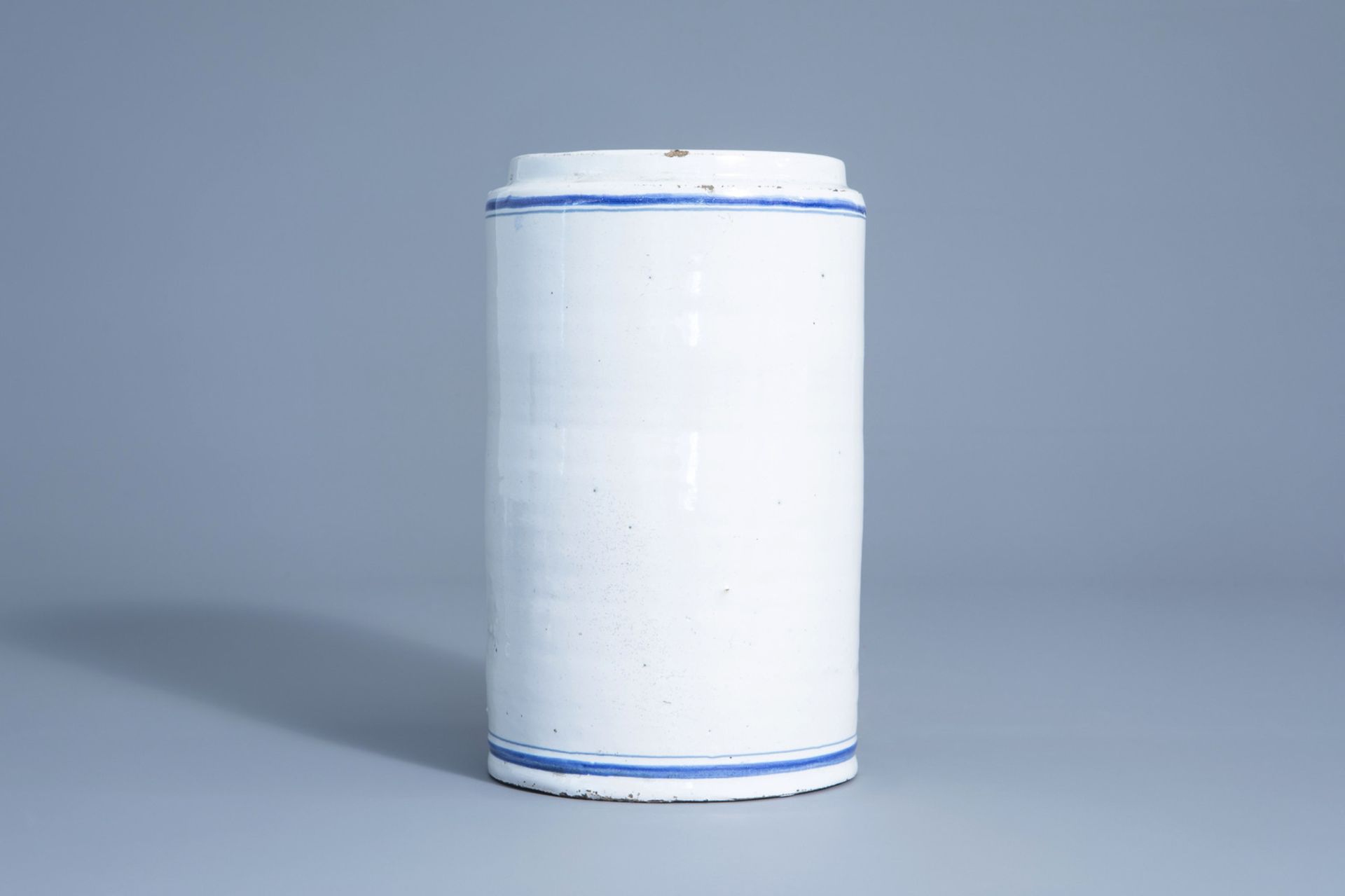 A blue and white Brussels faience pharmacy jar, 18th C. - Bild 4 aus 7